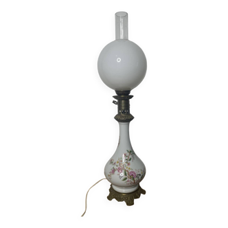 Ancienne lampe à pétrole éclectrifié Napoleon 3 globe en opaline