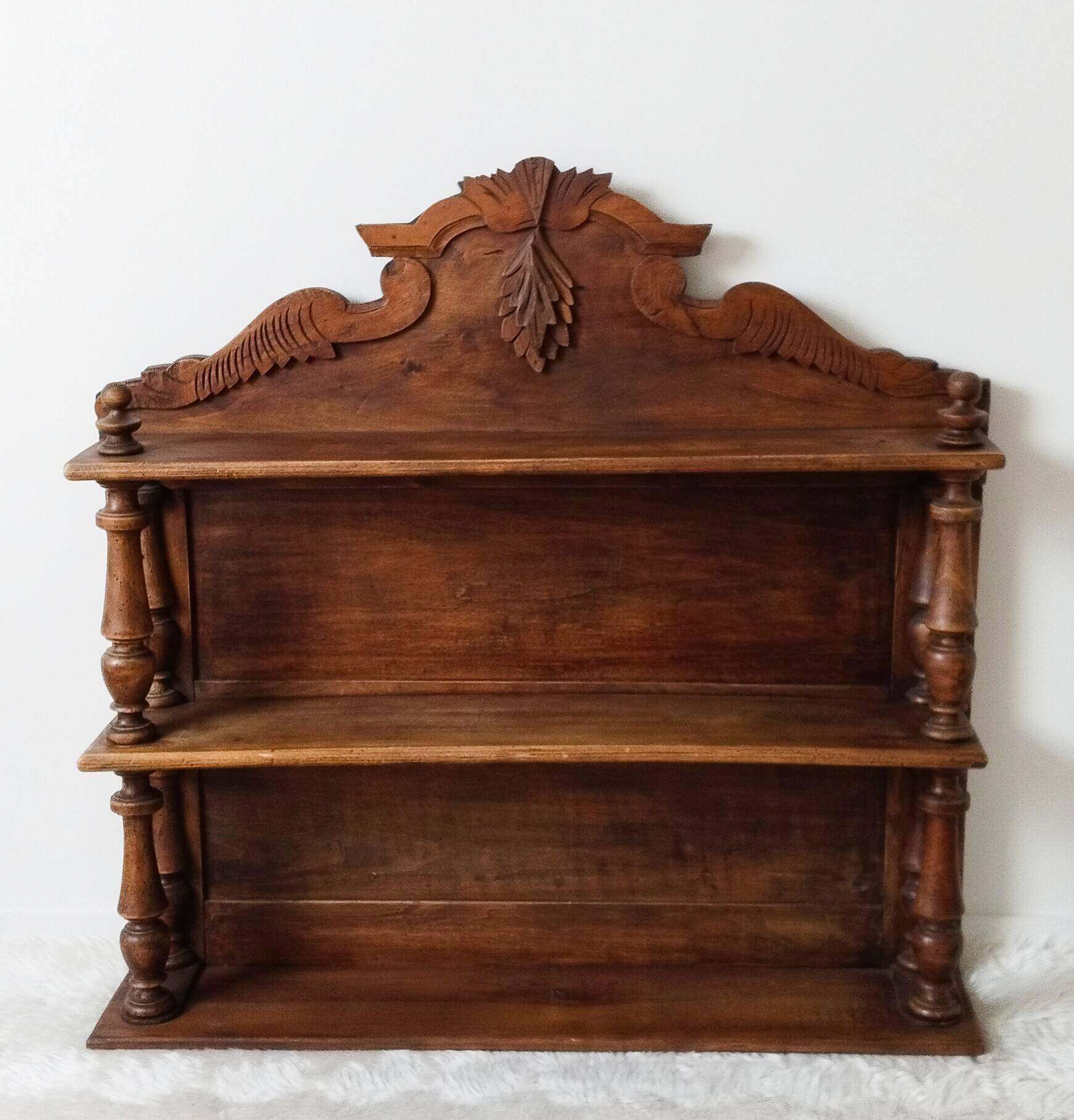 Etagère vaisselier en bois ciré , Saint Hubert