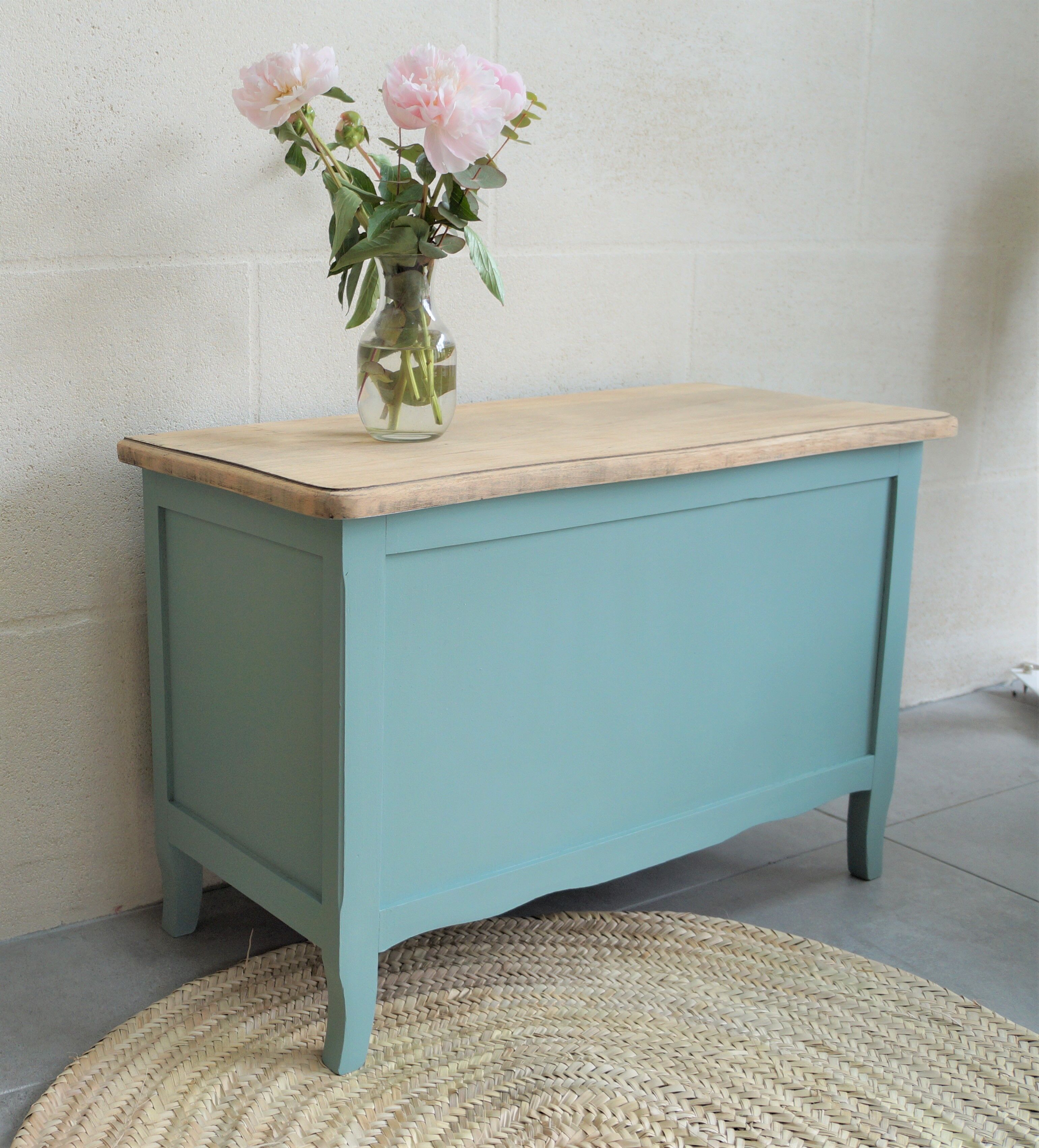 Green box, raw wooden lid