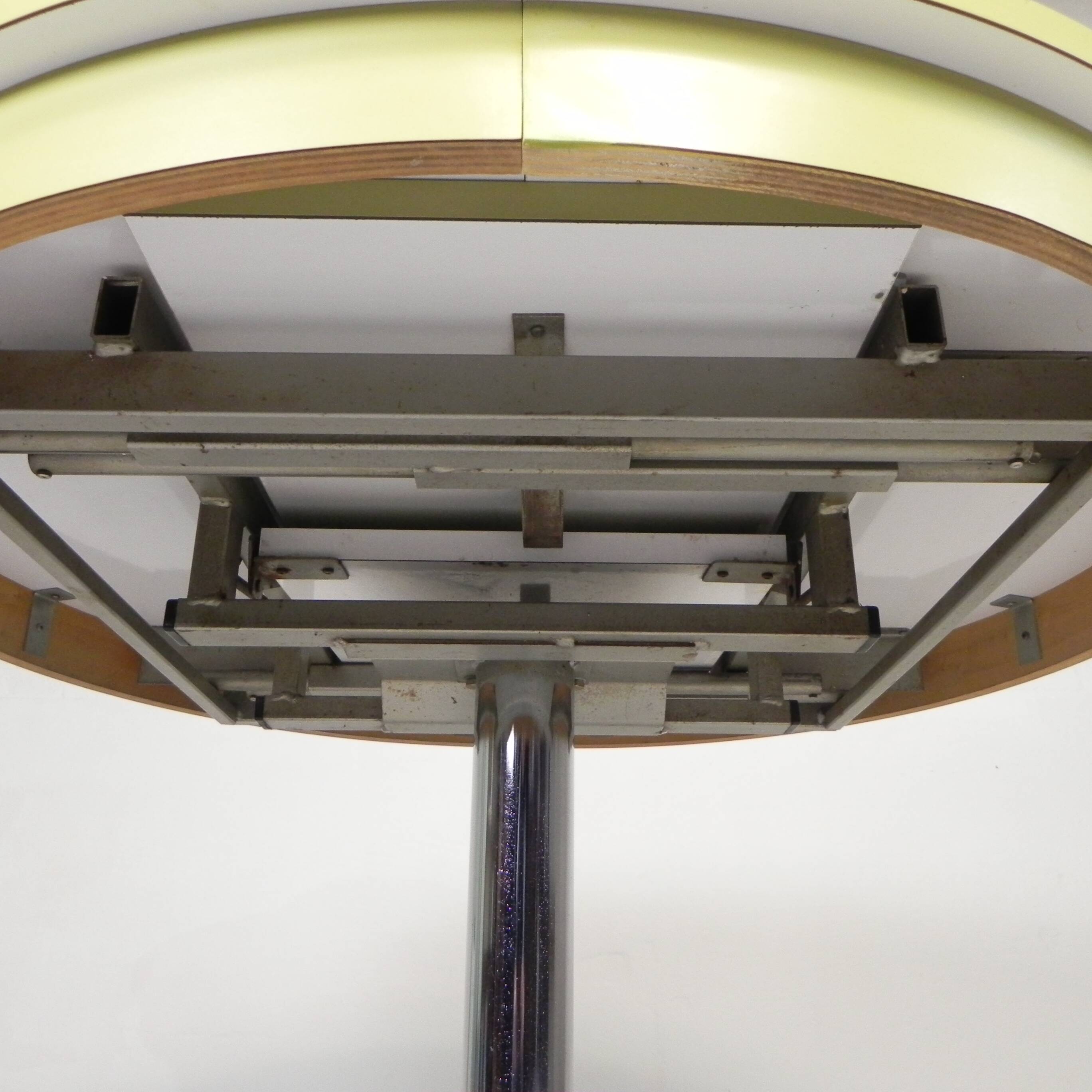 Vintage round dining table with a diameter of 100 cm, extendable to 135 cm, from the 1970s.