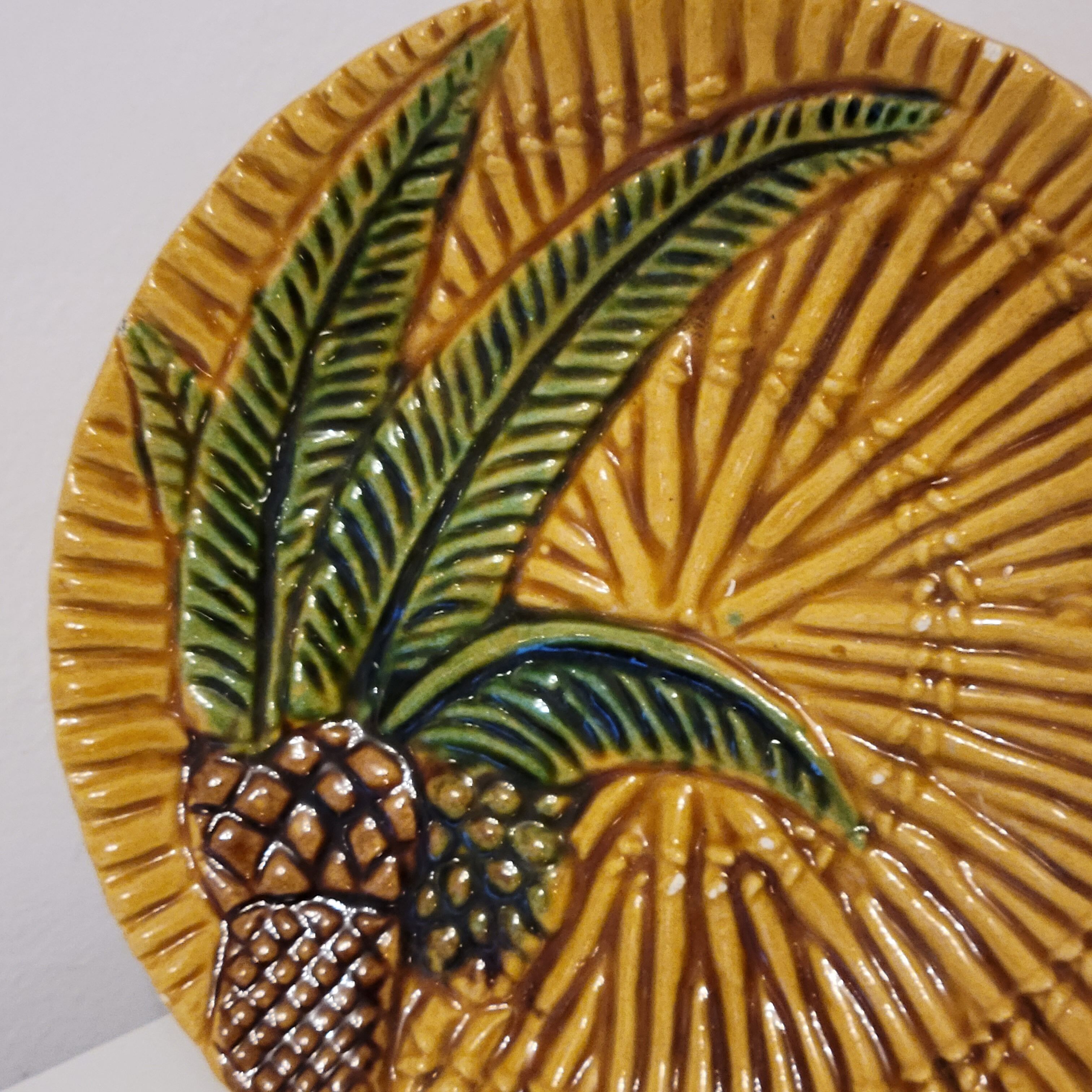 Assiette en barbotine Vallauris A.M. décor palmier