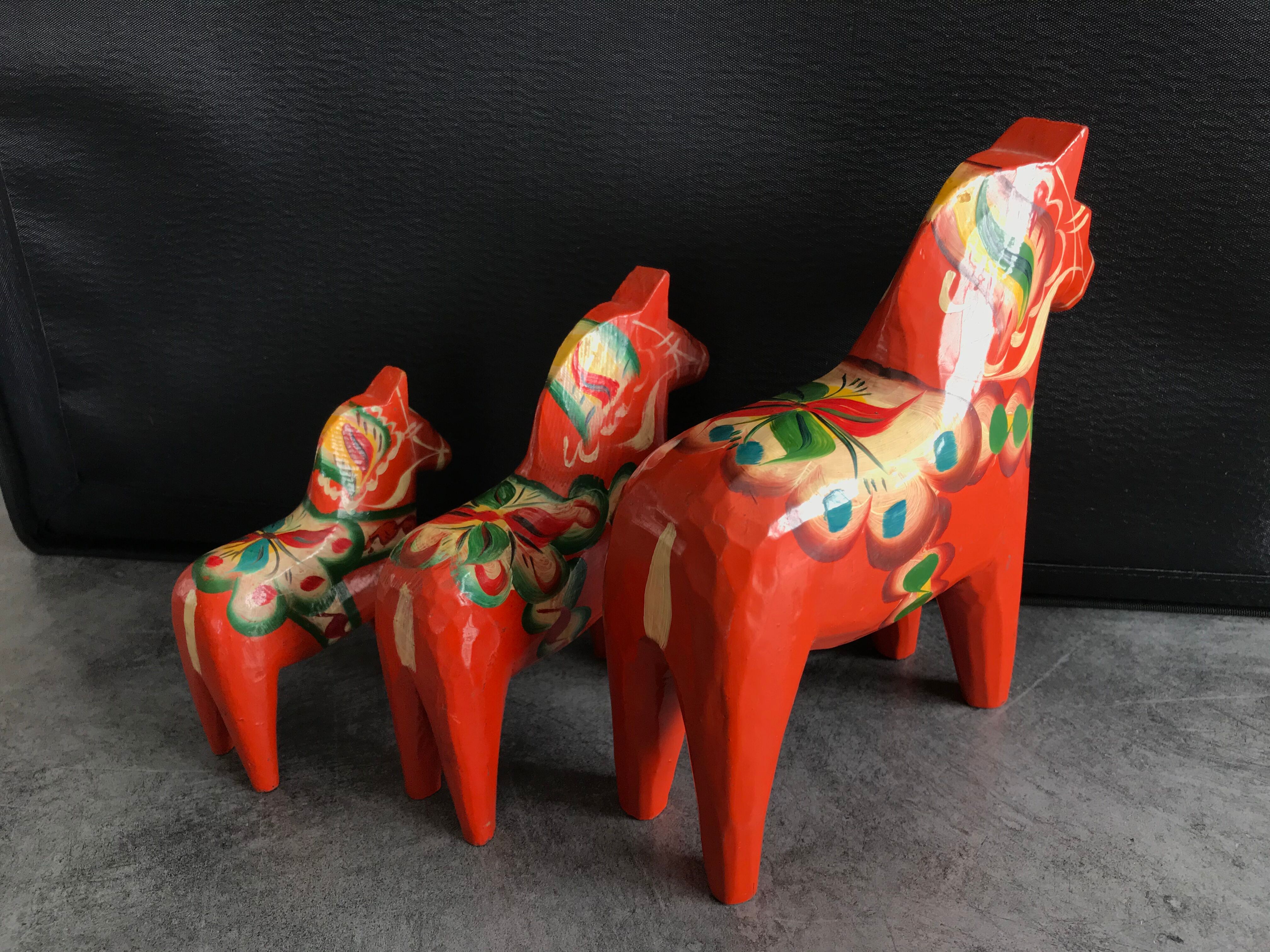 Set of 3 wooden dalecarlie horses