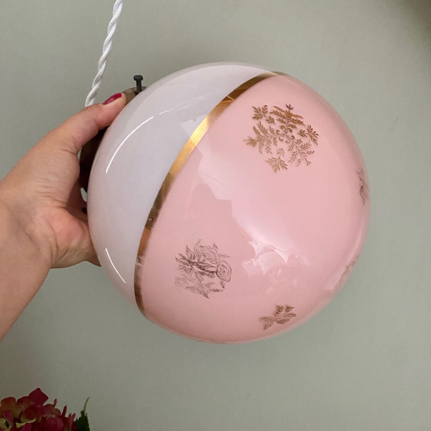 Suspension globe vintage en opaline blanche et rose