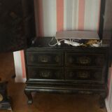 Meuble chinois à décor de scène de cour en bois noirci et décor en applique . Travail du 19e