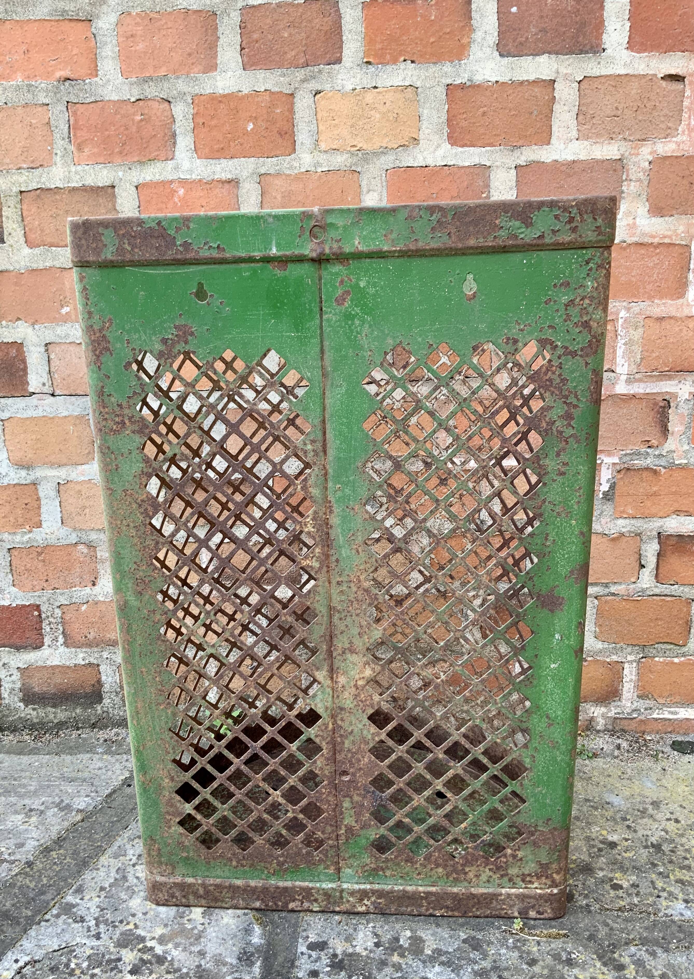 60s public garden bin