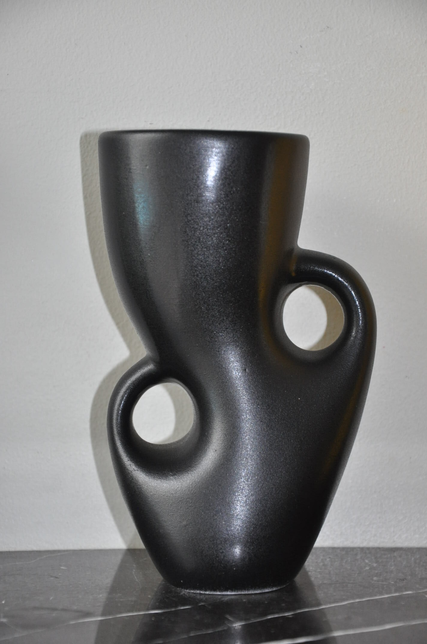 Vase noir céramique vintage forme libre