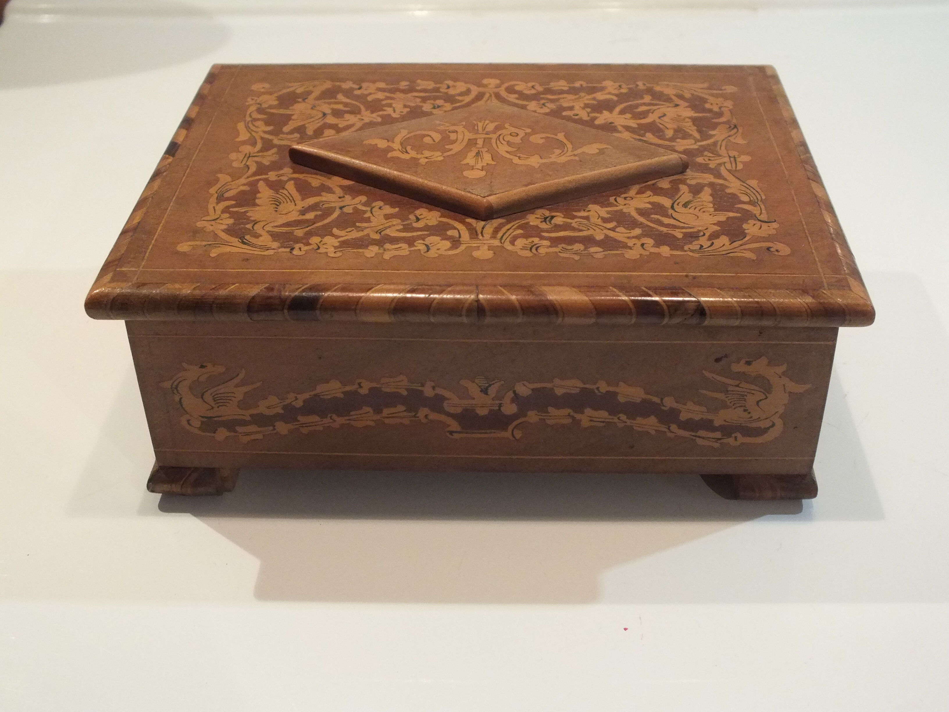 Ancien coffret à bijoux capitonné en marqueterie
