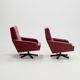 Paire de fauteuils lounge vintage en skai bordeaux, chaises rockabilly des années 50.
