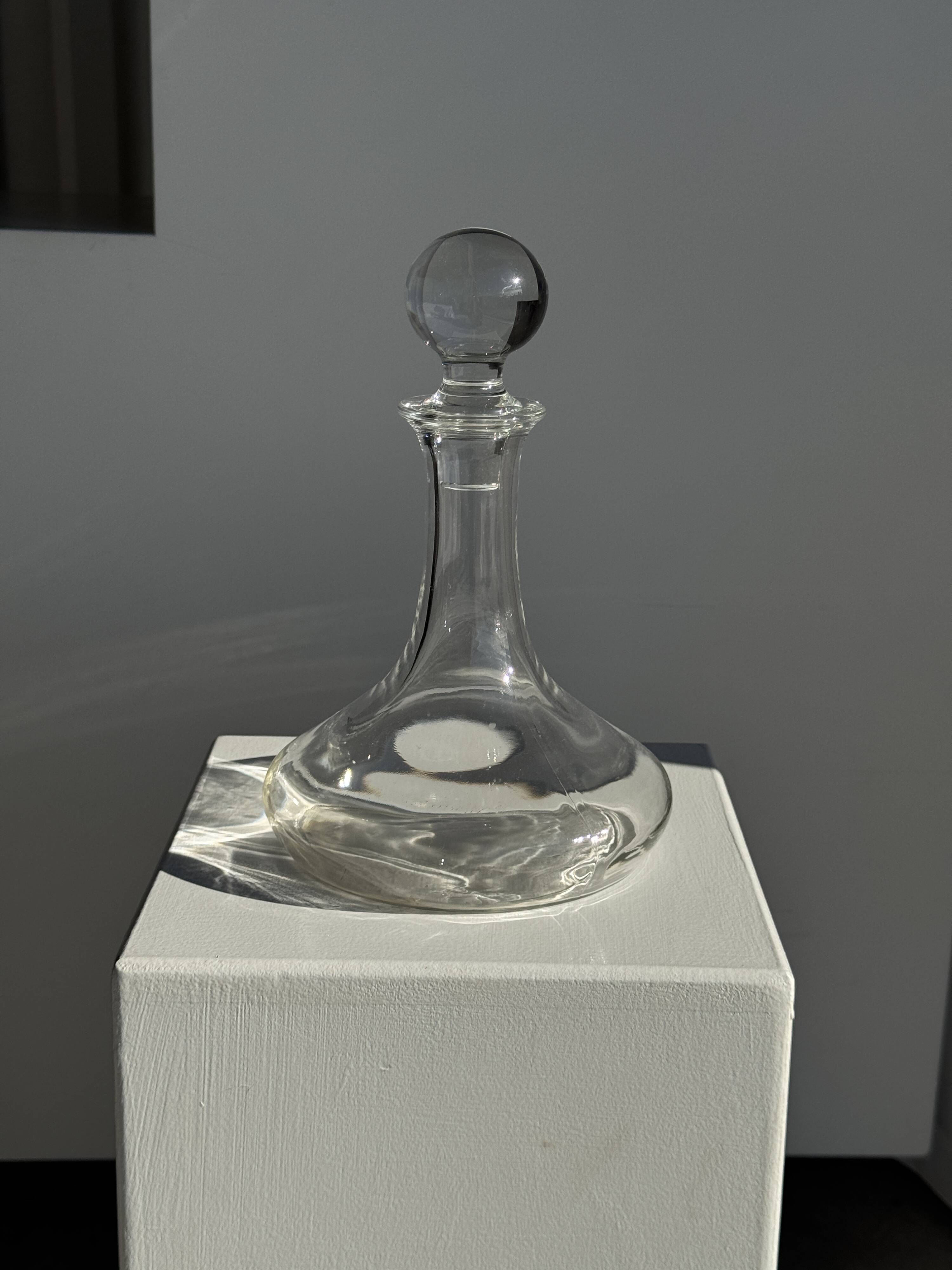 Vintage decanter with round stopper H27