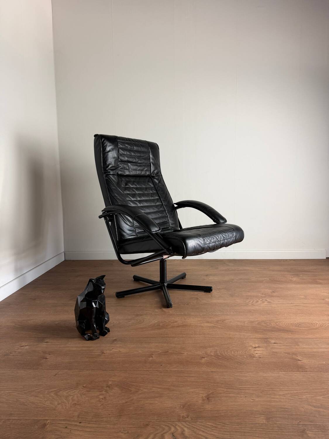 Danish swivel armchair in black leather – 1970s/80s - Skipper Furniture