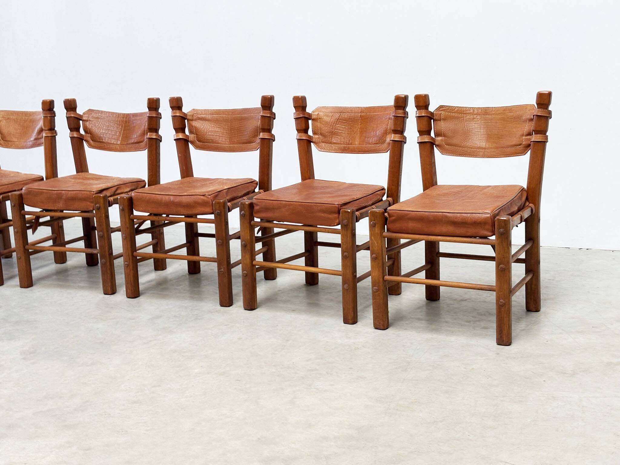 Ensemble de six chaises de salle à manger en cuir brutalistes
