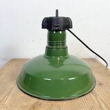 Lampe à suspension industrielle en émail vert, années 1960