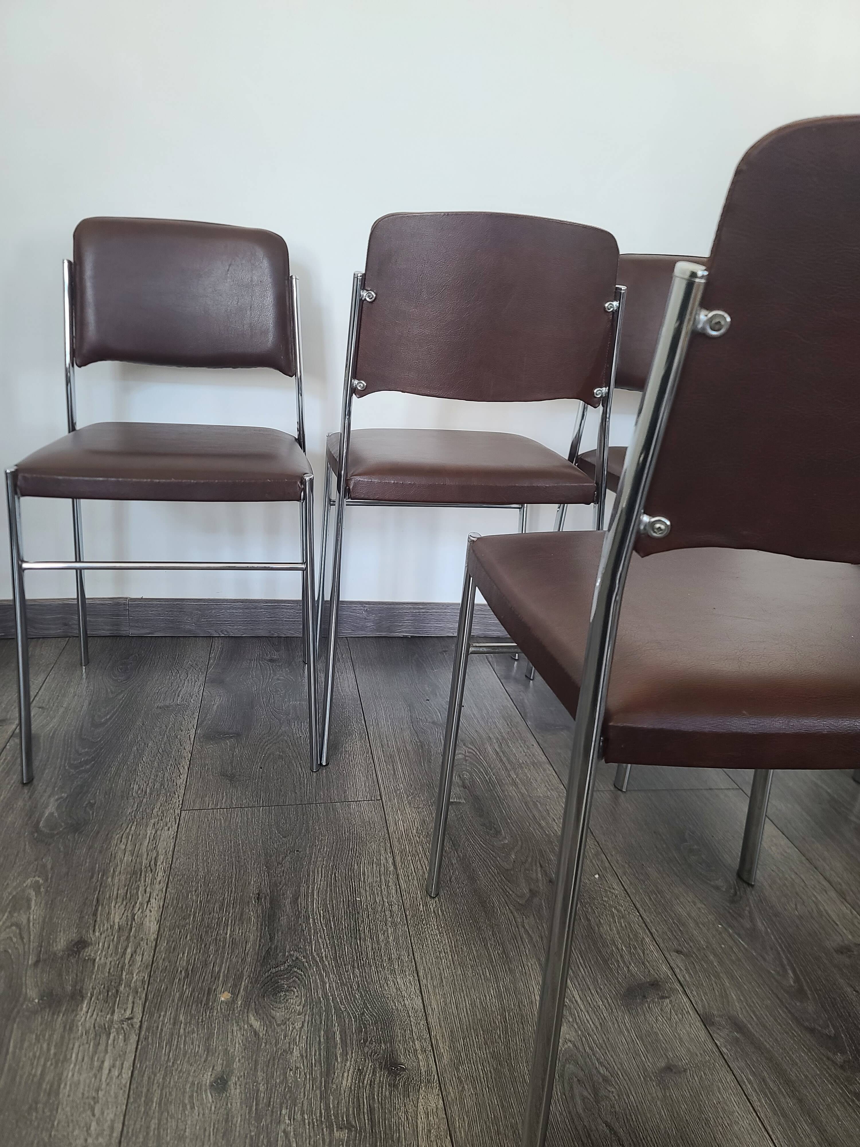 Lot de 4 chaises fauteuil en skaï marron année 1970