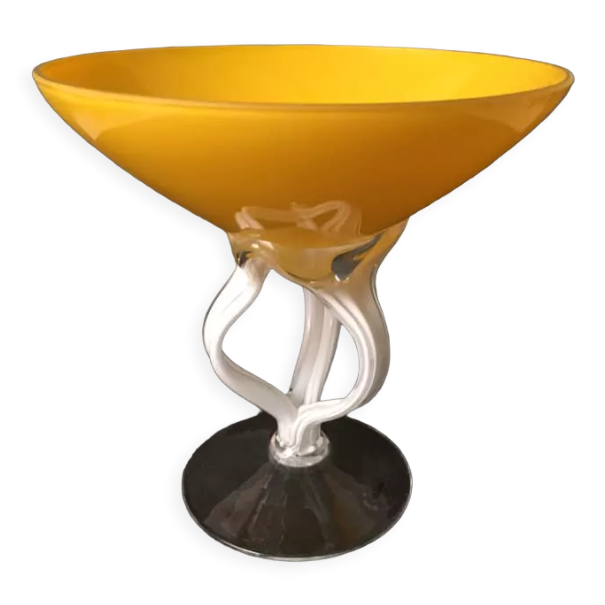 Coupe jaune de Jozefina Krosno en verre sur pied blanc torsadé
