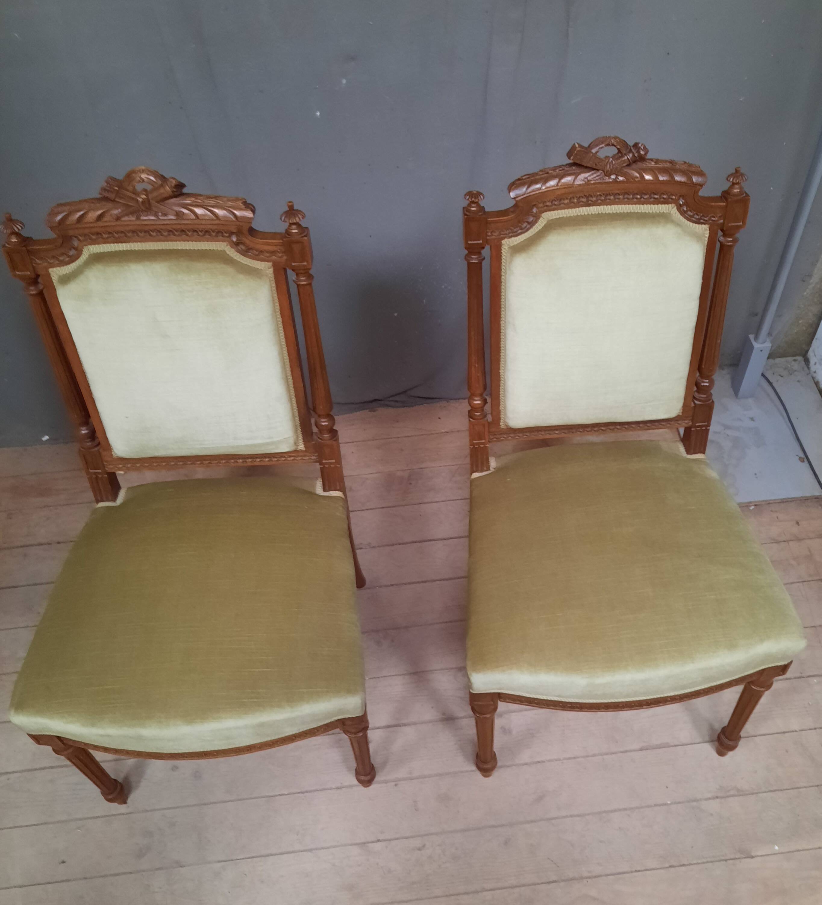 Paire de chaise en chêne et velour