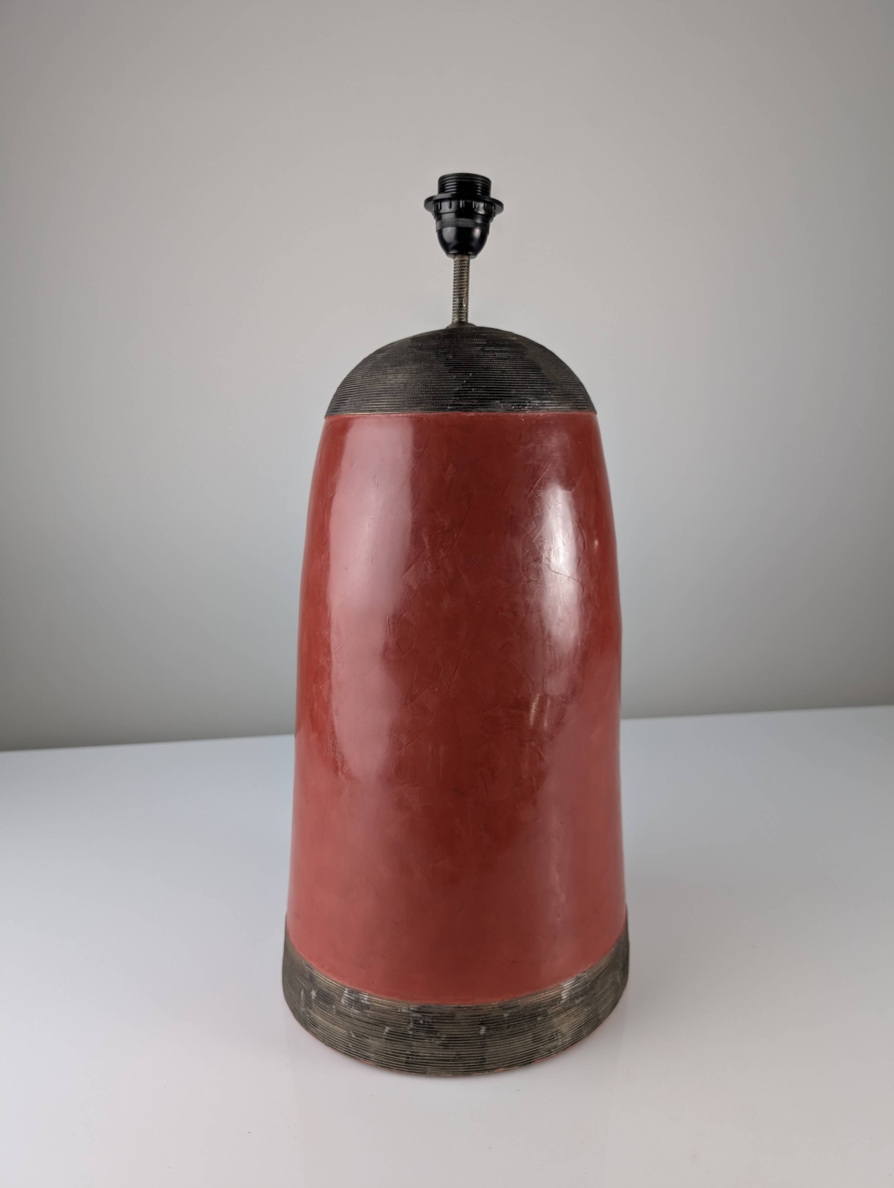 Lampe de table en terre cuite rouge avec filigrane en métal, design vintage des années 1980