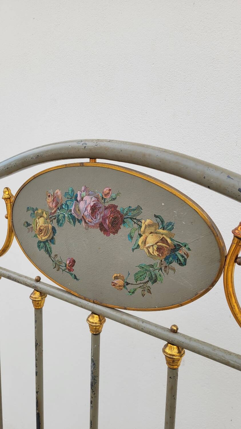 Cast iron bed decorated with flowers from the 19th century