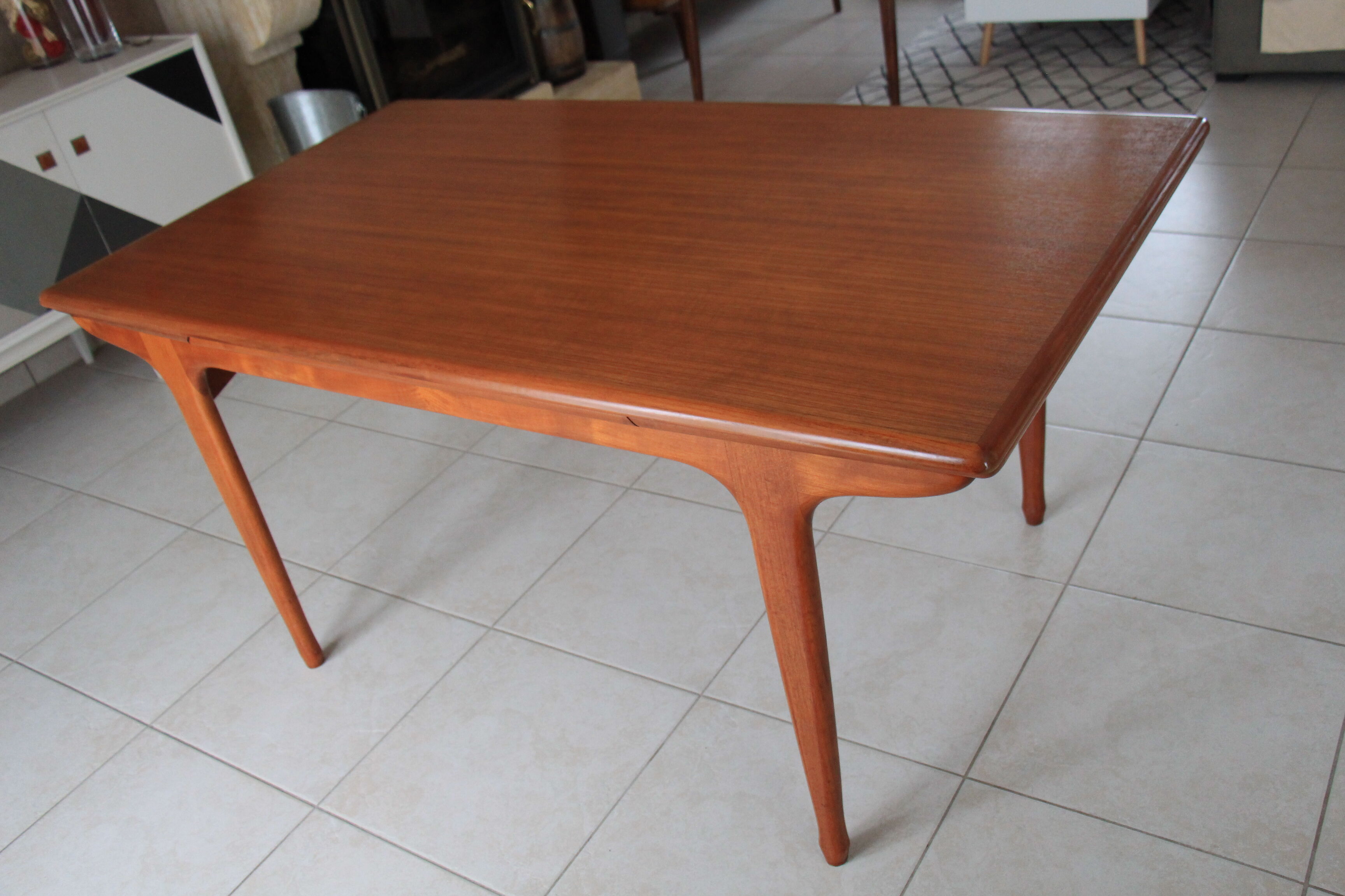 Table design scandinave en teck "meuble tv paris"