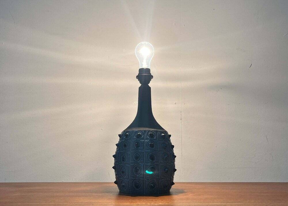 Mid-century modern studio pottery table lamp by Jette Hellerøe, 1960s.