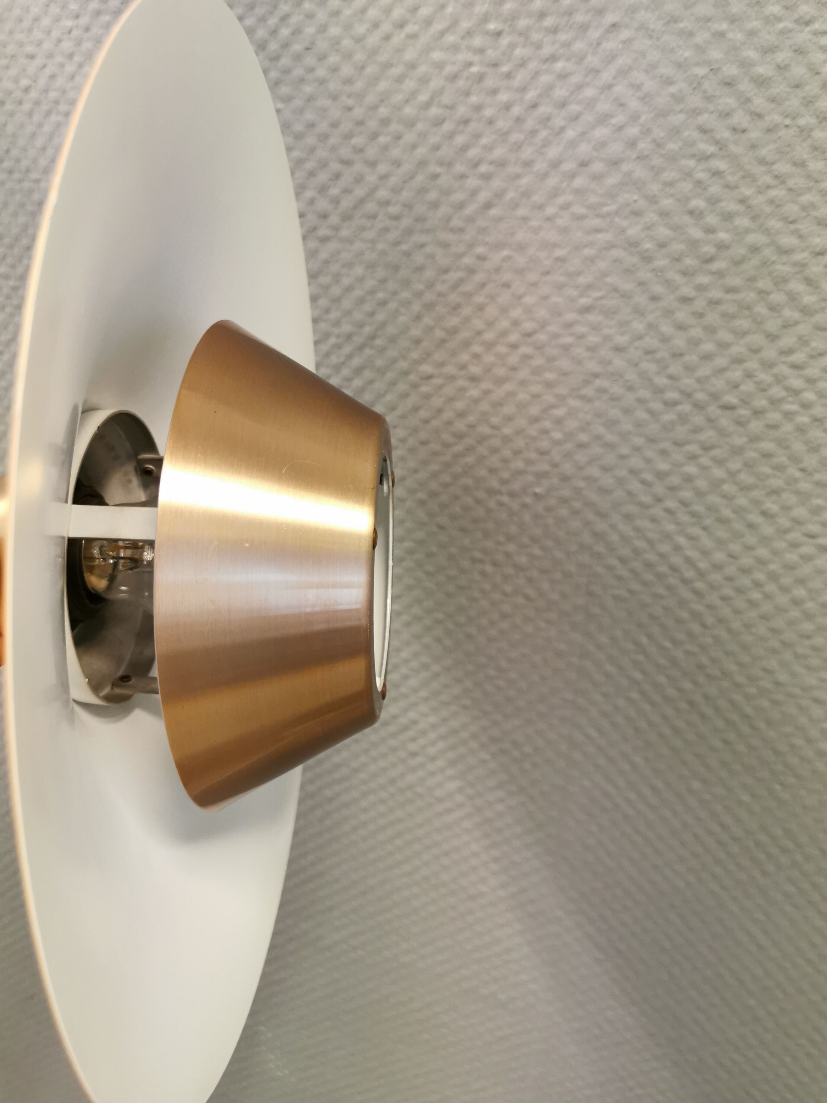 Ufo-like Danish hanging lamp, estimated from the 80s, made in copper colored lacquer.