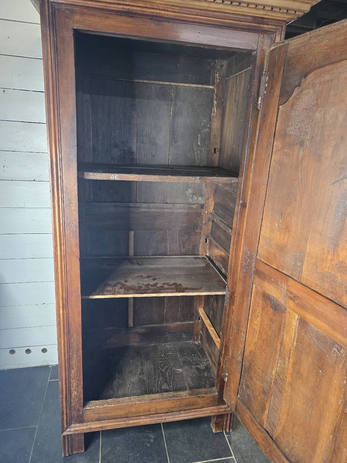 Armoire bonnetière en châtaignier