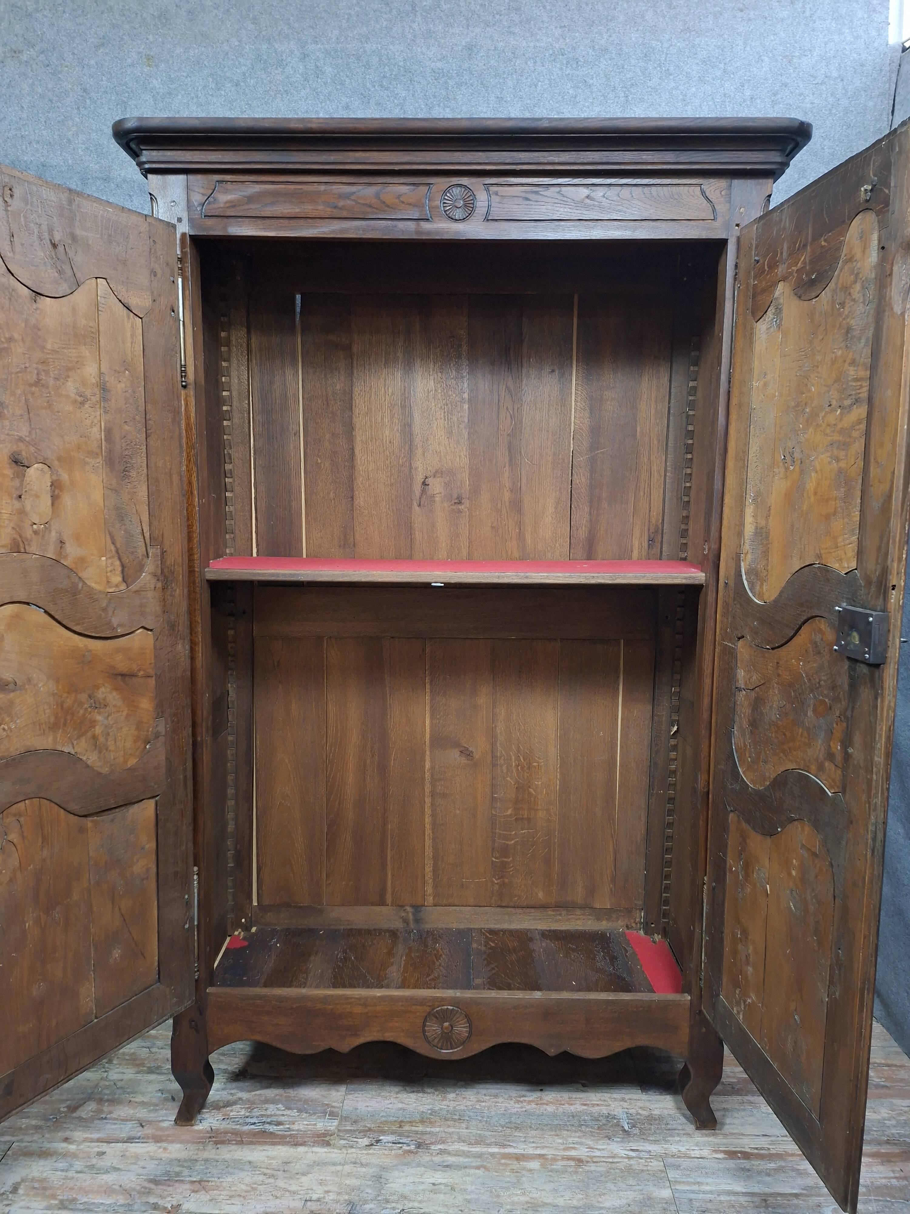 Bressanne wardrobe in walnut and solid oak, regional work from the 20th century.