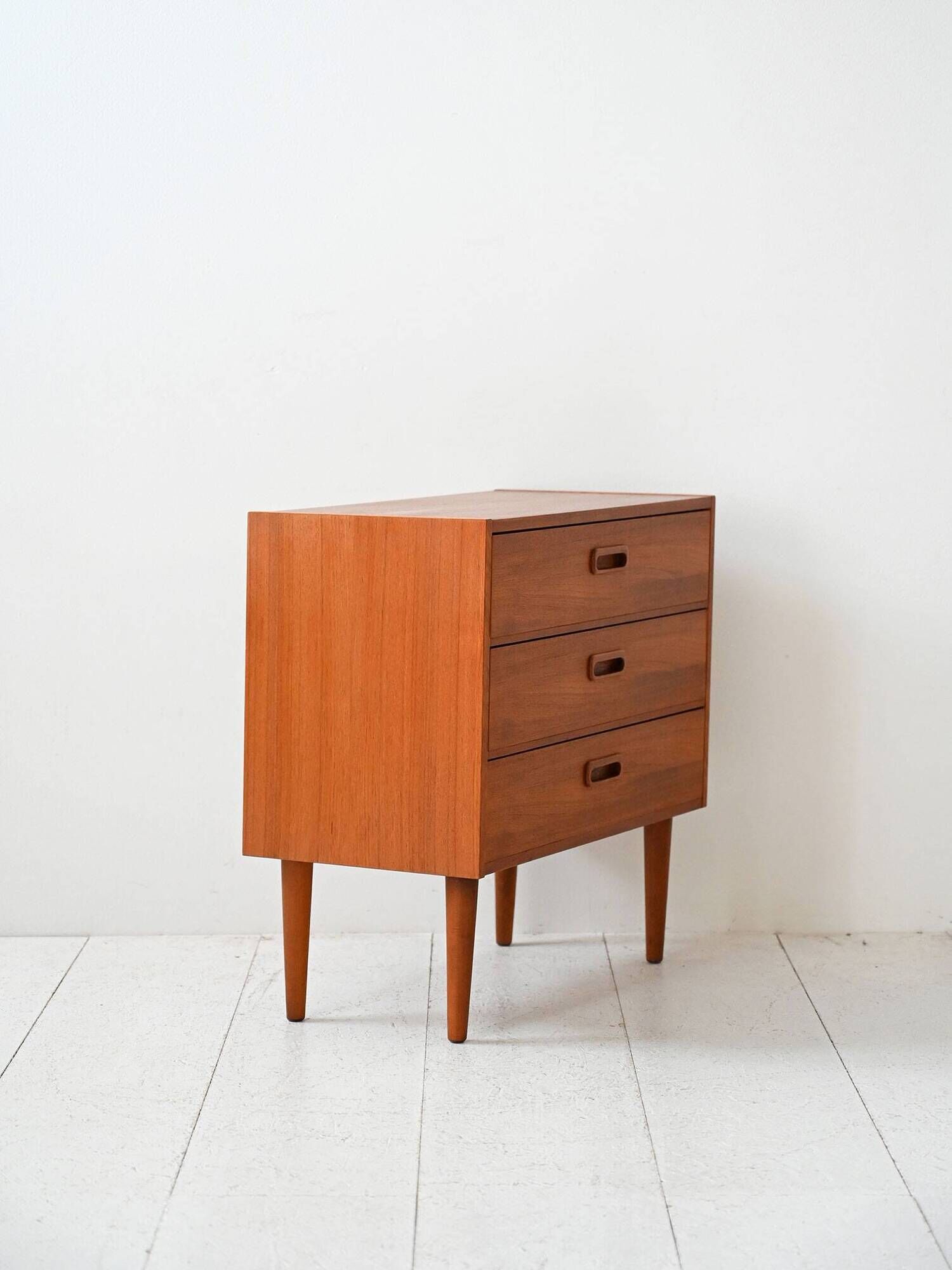 Table de chevet scandinave vintage en teck avec trois tiroirs