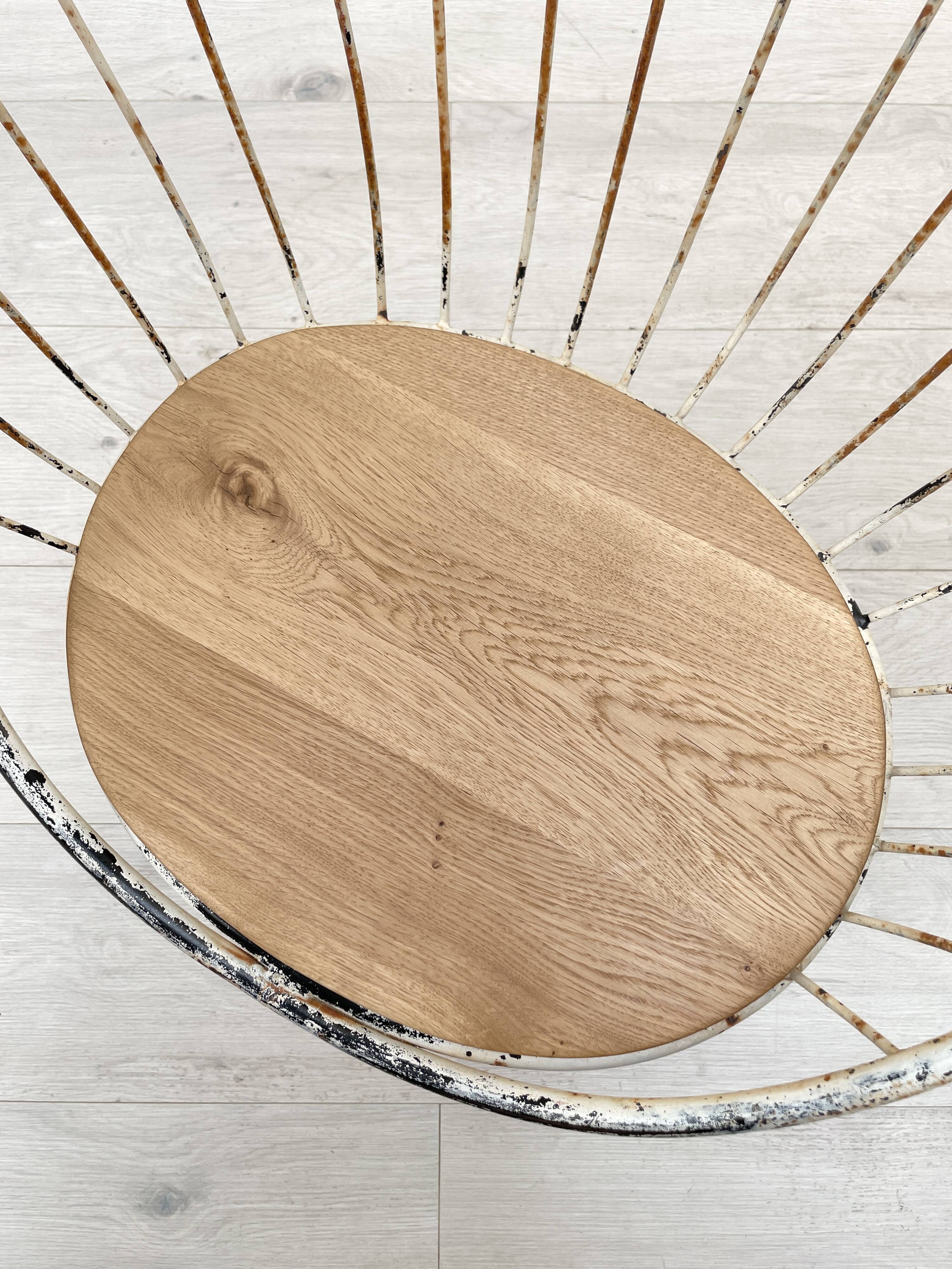 Basket armchair in metal and wood.