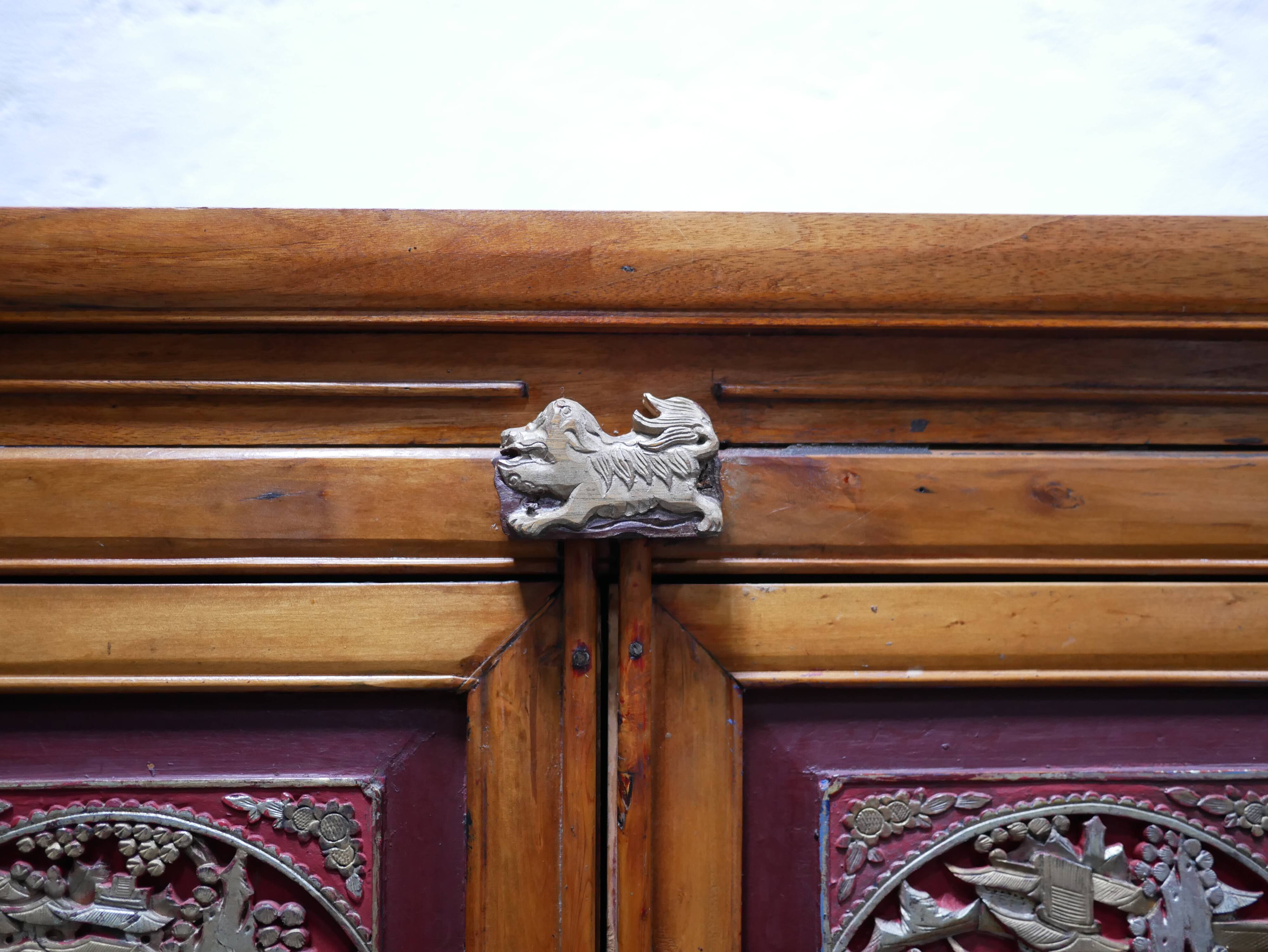 Armoire de mariage chinoise ancienne en orme sculpté et laqué – École de Ni