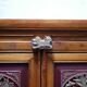 Armoire de mariage chinoise ancienne en orme sculpté et laqué – École de Ni
