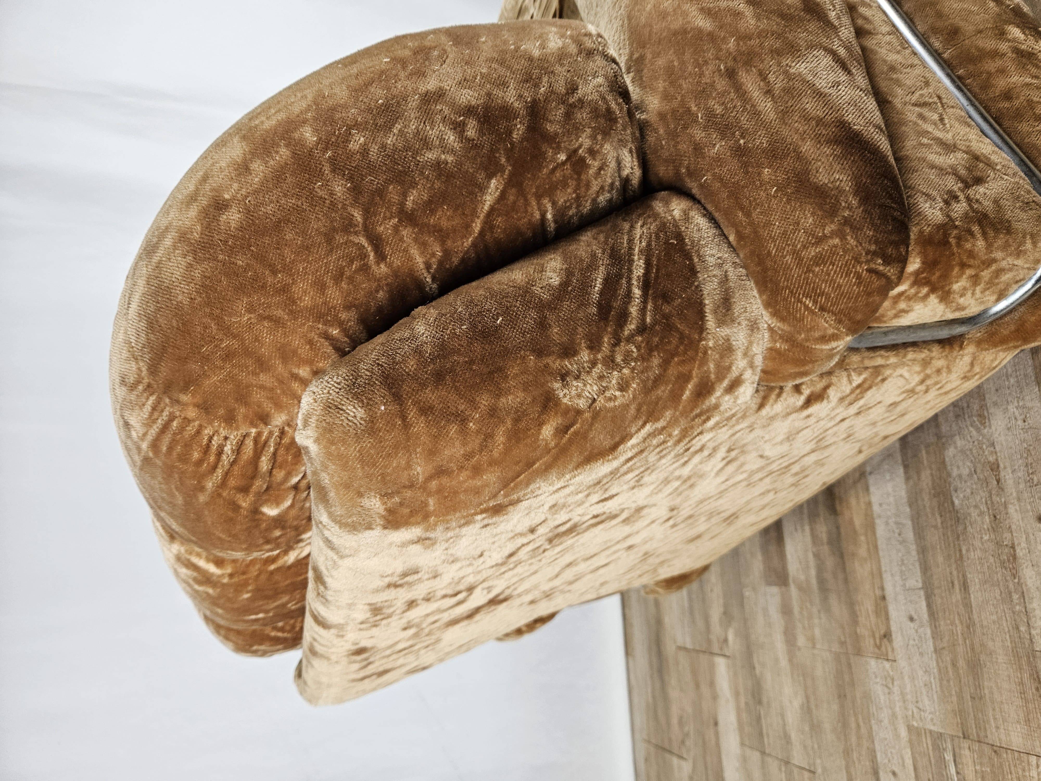 Fauteuil années 70 en tissu et acier