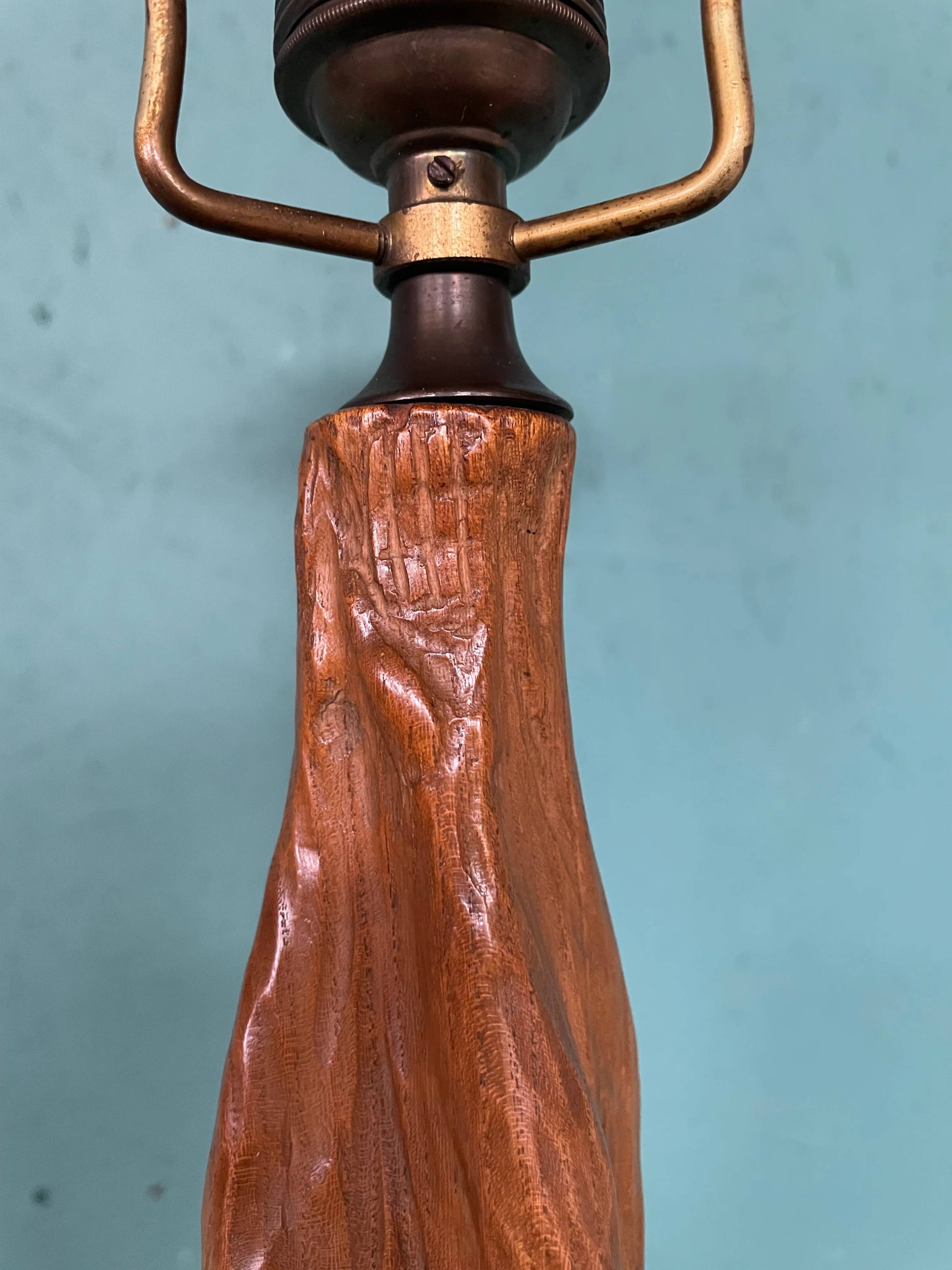 Pied de lampe de table en chêne sculpté frappante et grande (75 cm) attribuée à un sculpteur scandinave.