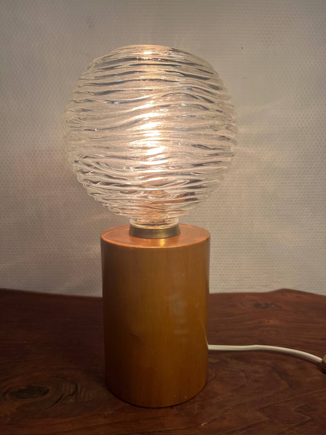 Cylindrical base lamp in solid wood and chiseled glass globe