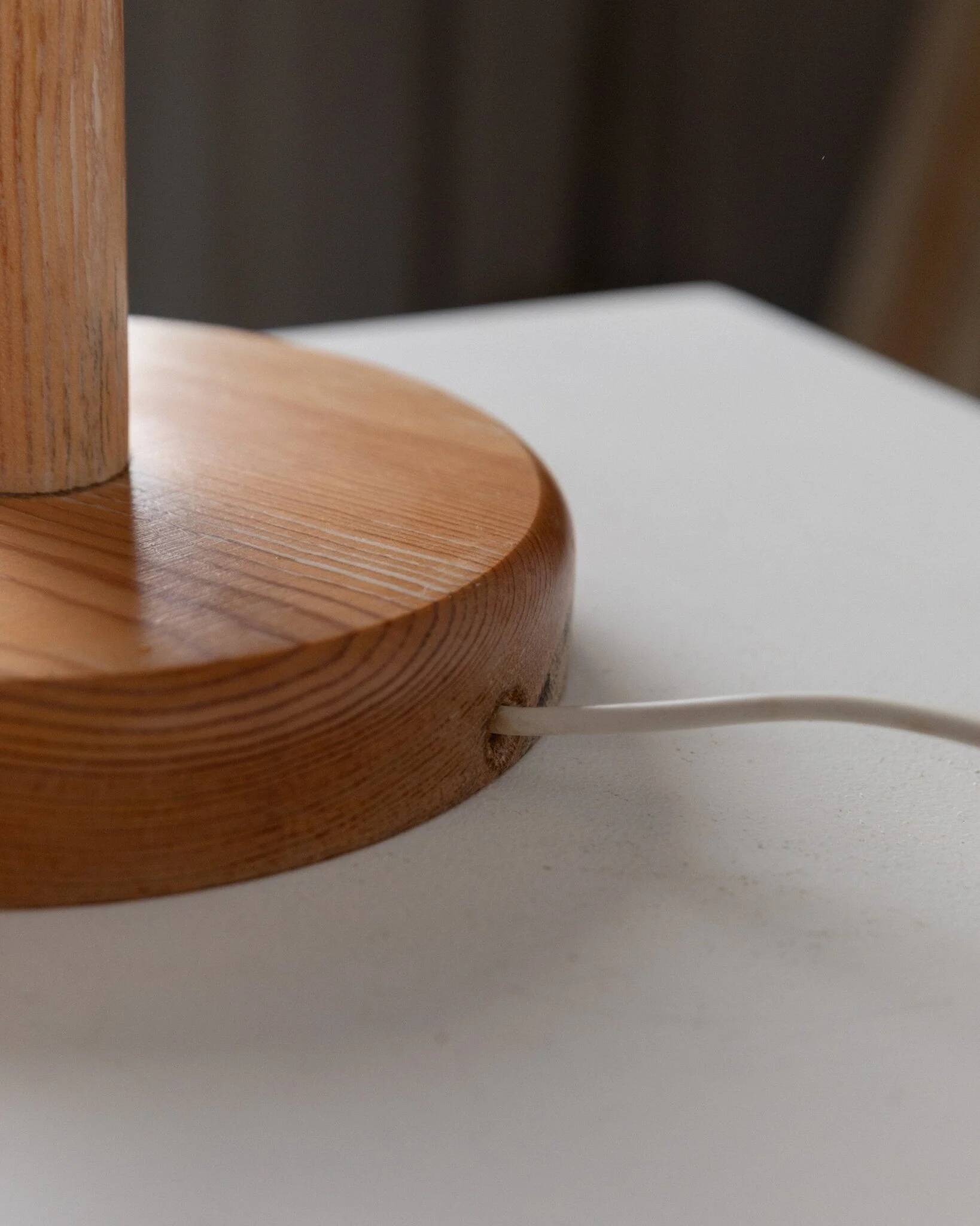 Lampe de table vintage Solbackens Svarveri 38B en bois de pin avec abat-jour en lin peint à la main – Beige