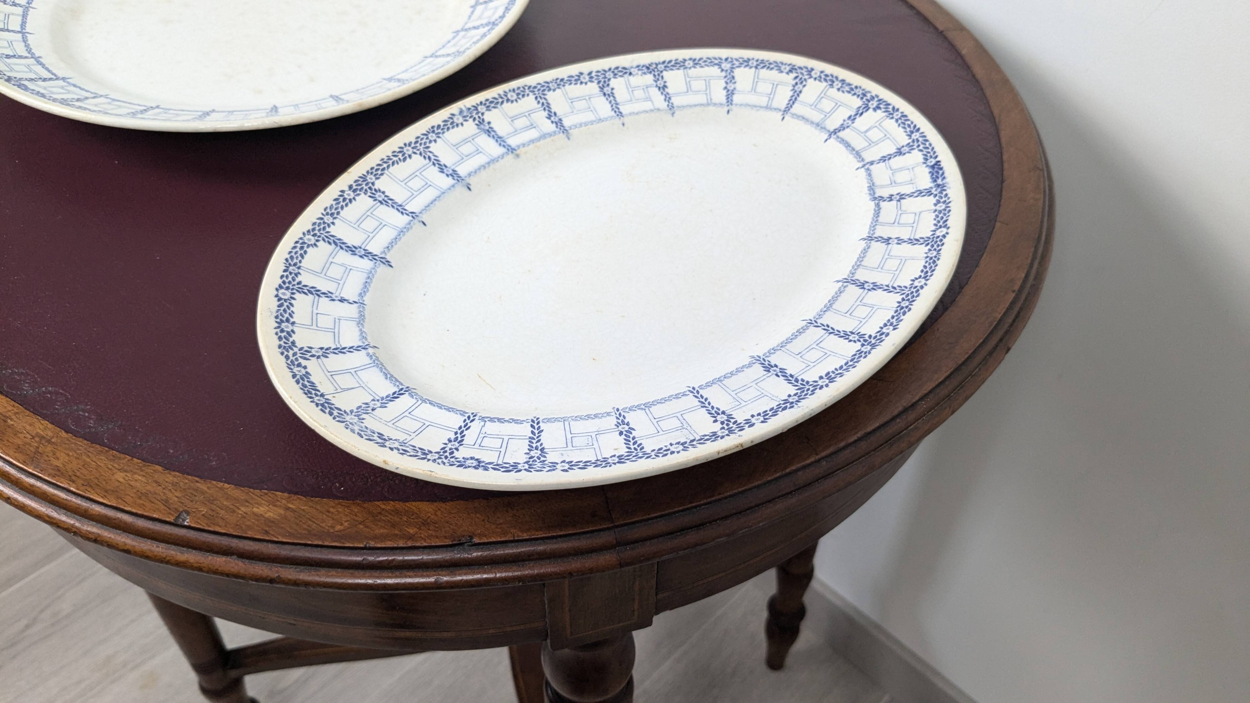 Paire de plats en faïence des Nouvelles Galeries, modèle Marly