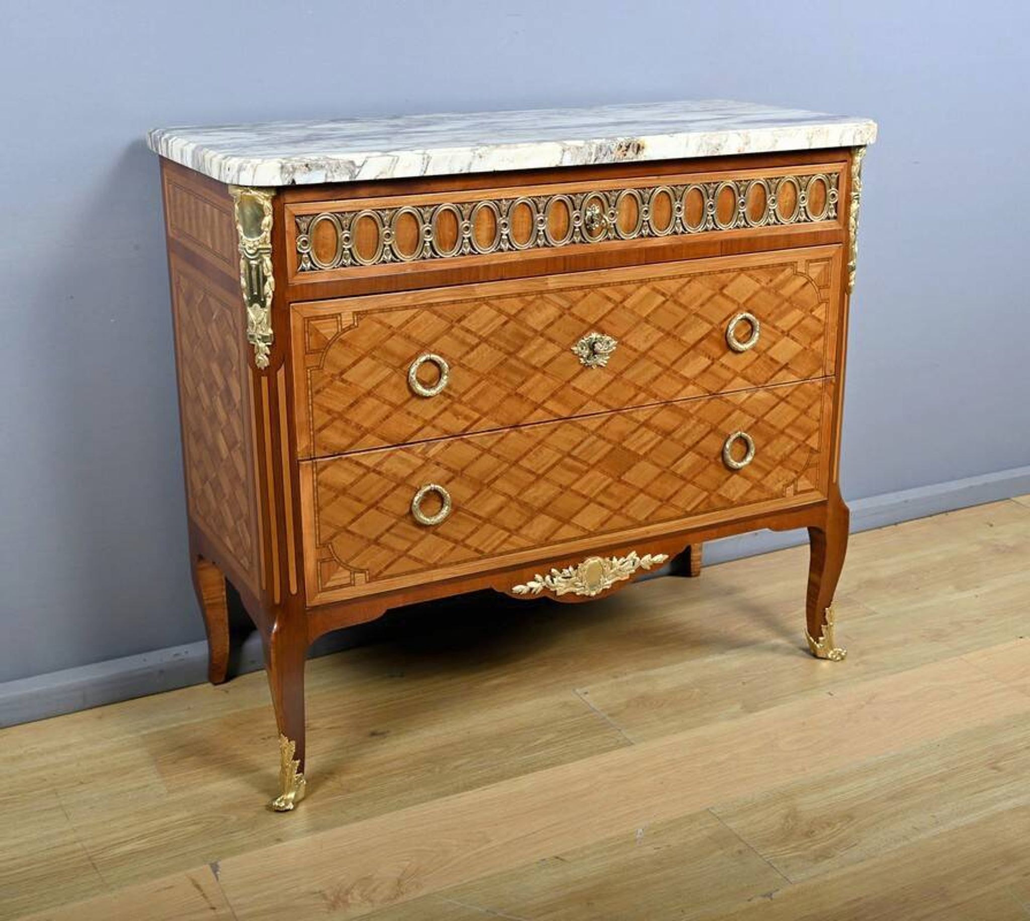 Commode Sauteuse en Marqueterie, style Transition Louis XV Louis XVI – Débu