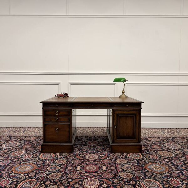 Bureau Chesterfield en cuir marron RAC Classic English