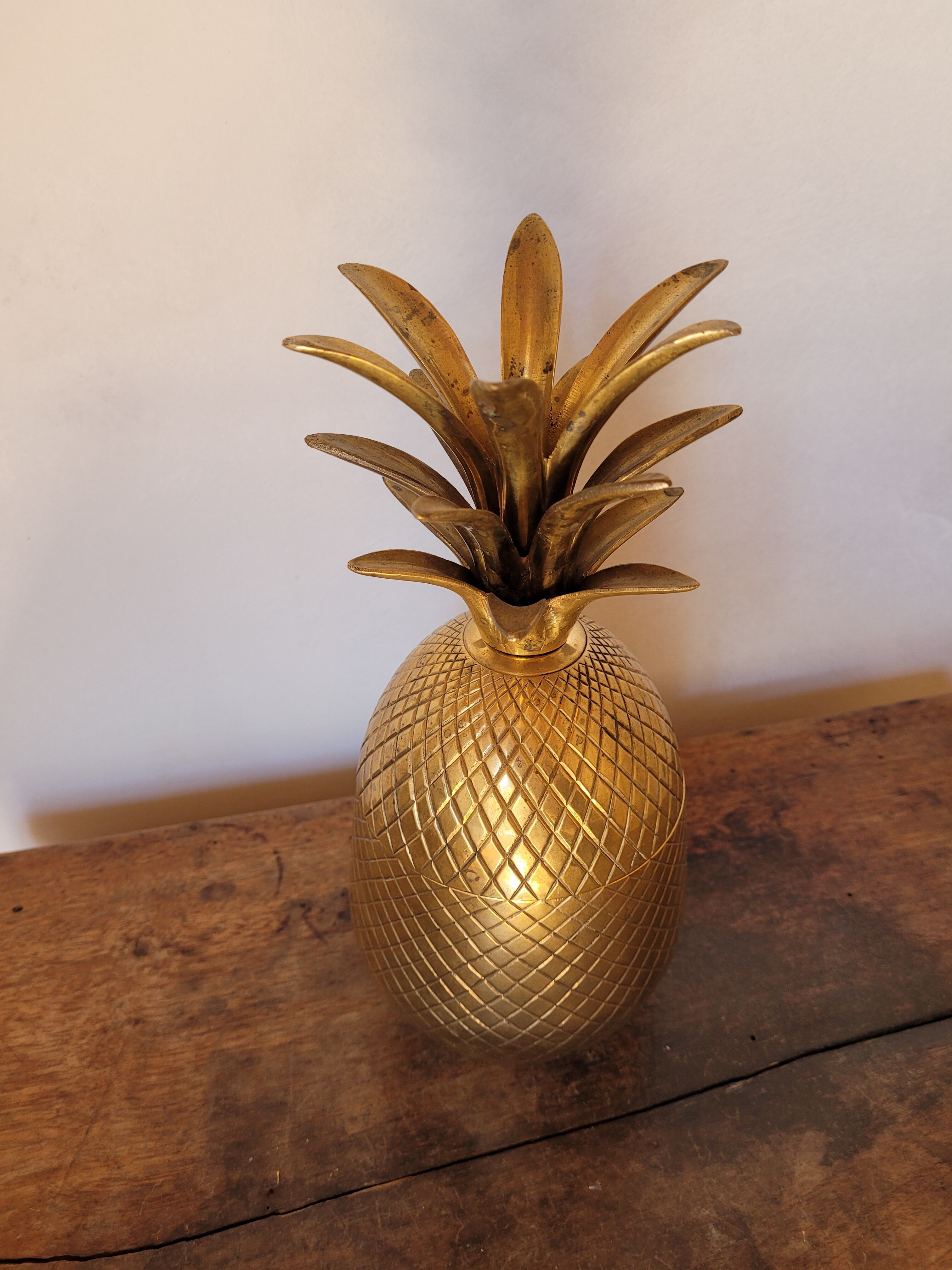 Pineapple shaped covered pot