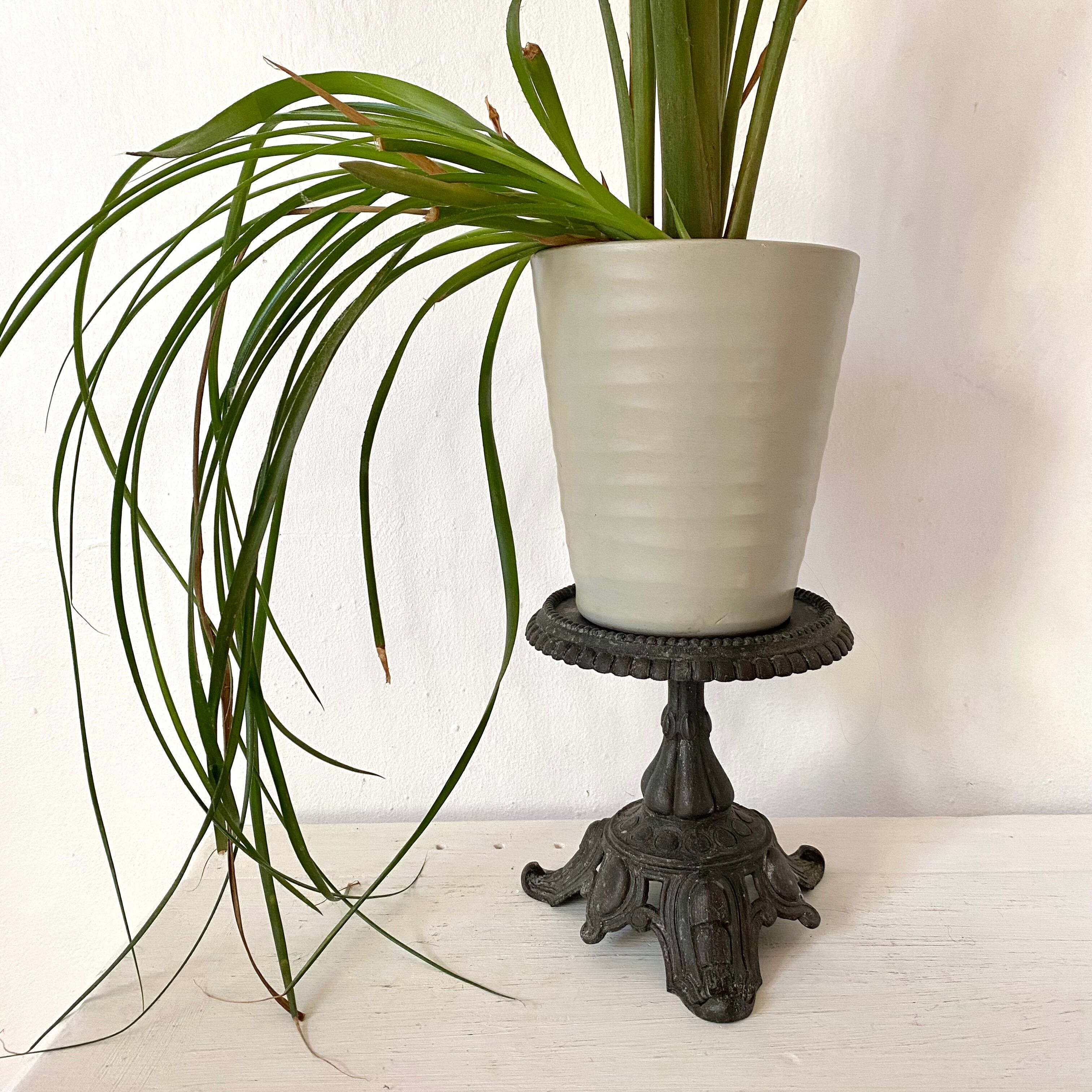 Pedestal metal candle holder