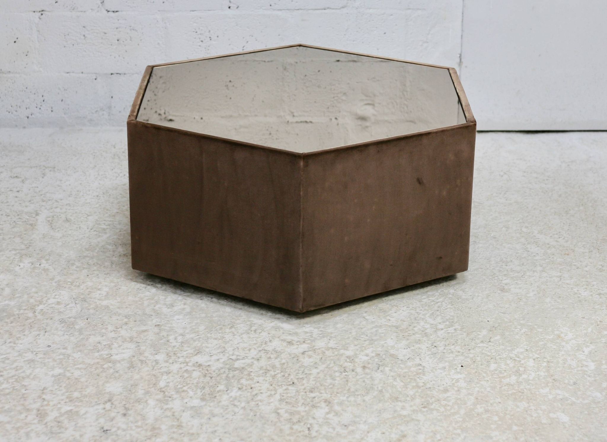 Table space age, hexagonale. Bois, velours et miroir fumé. Circa 1970
