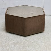 Table space age, hexagonale. Bois, velours et miroir fumé. Circa 1970