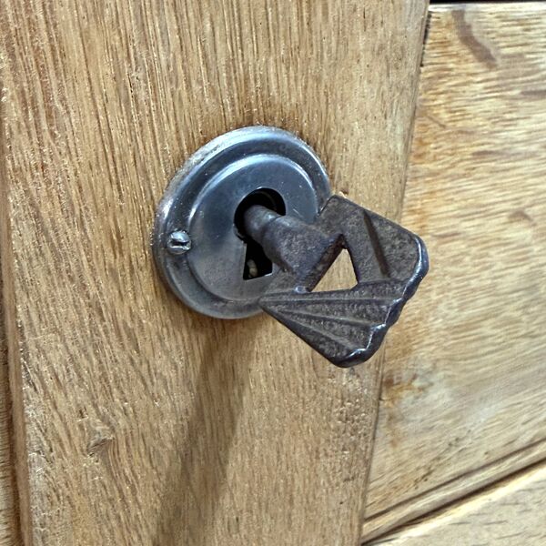 Buffet Bahut René Gabriel - Chêne Brut – Mobilier de Reconstruction - Année