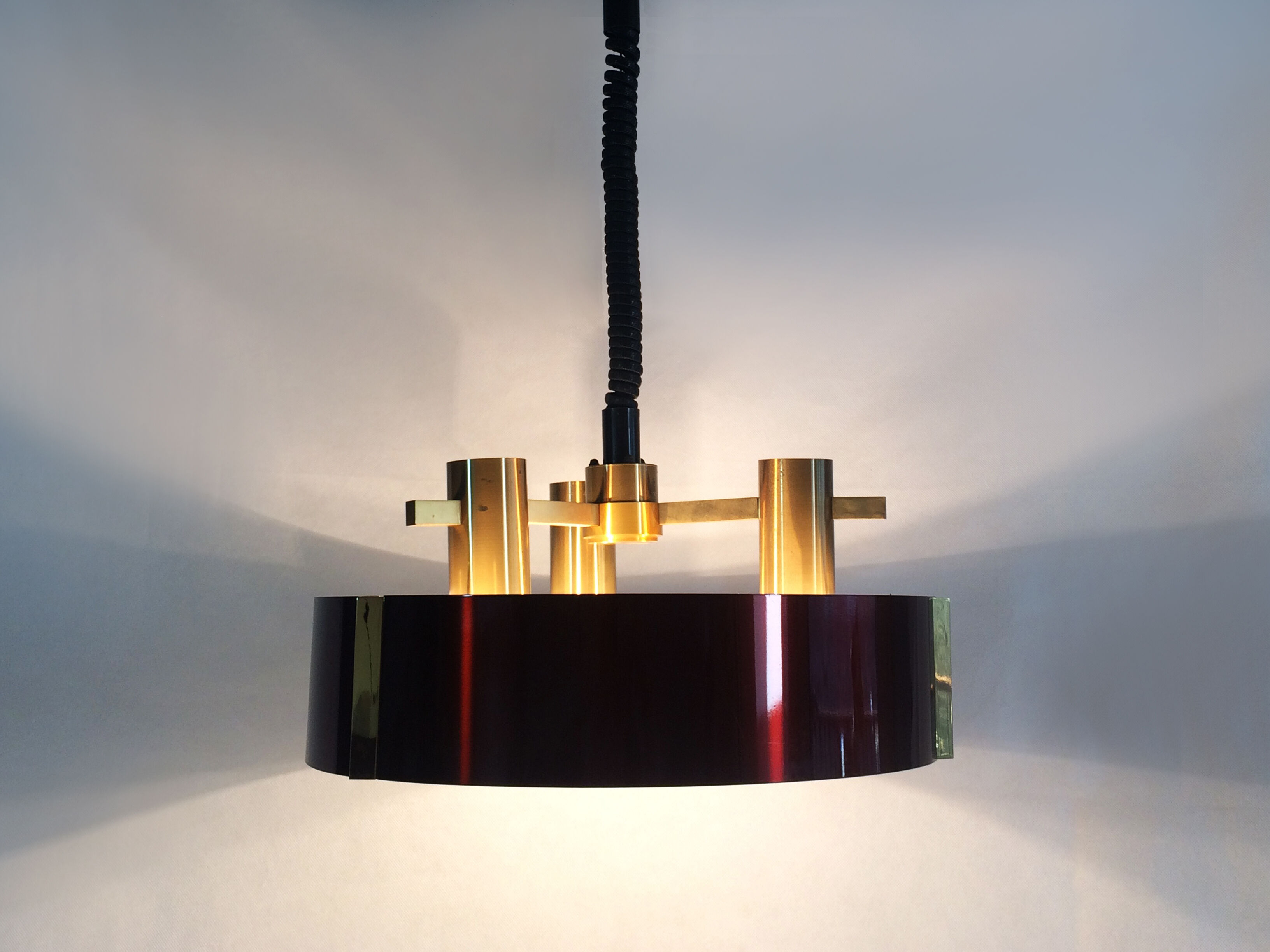 Suspension design italien monte baisse en métal laqué. Maison Rolly. Année 80