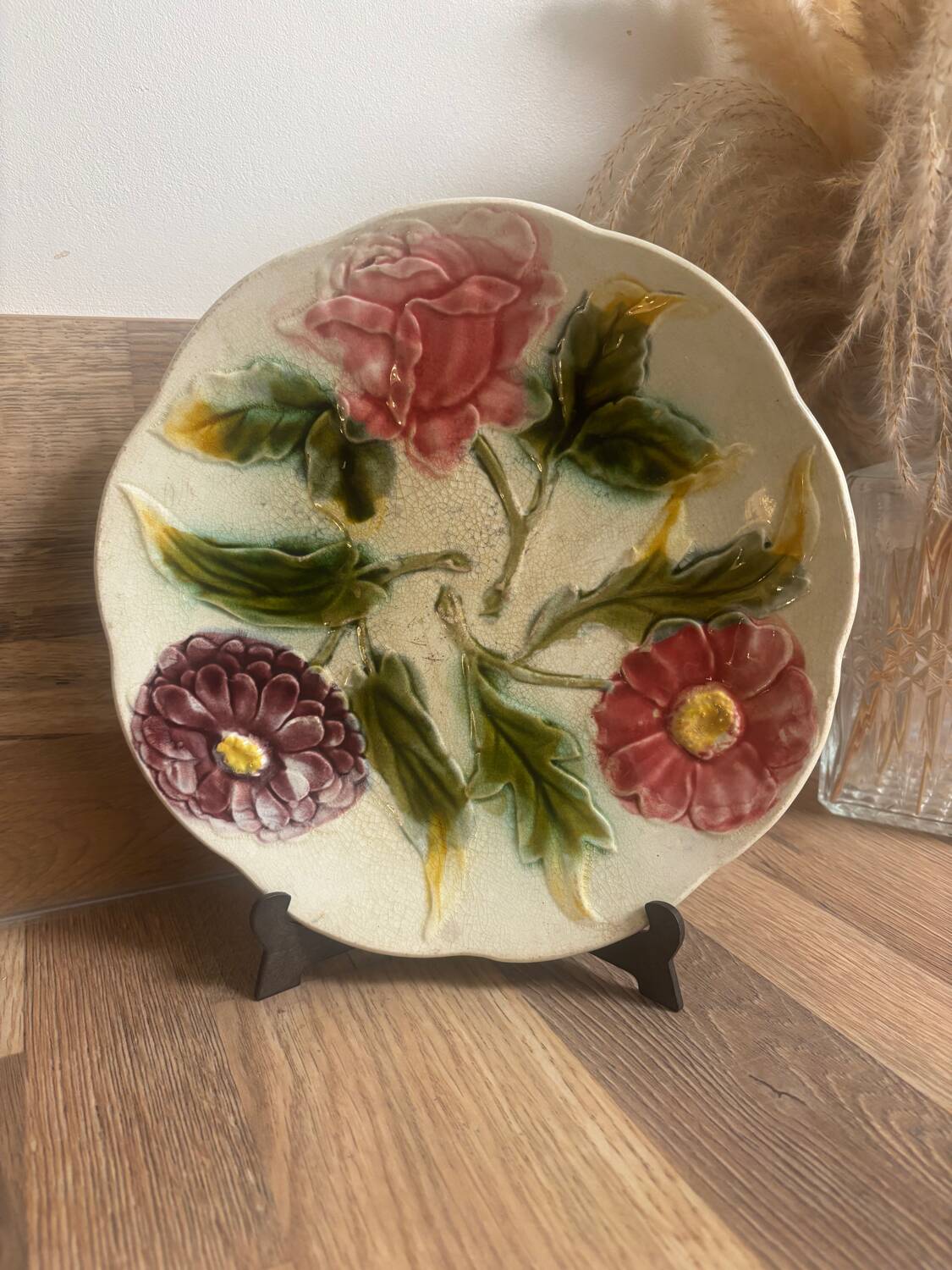 Ancienne assiette barbotine 3 fleurs art déco