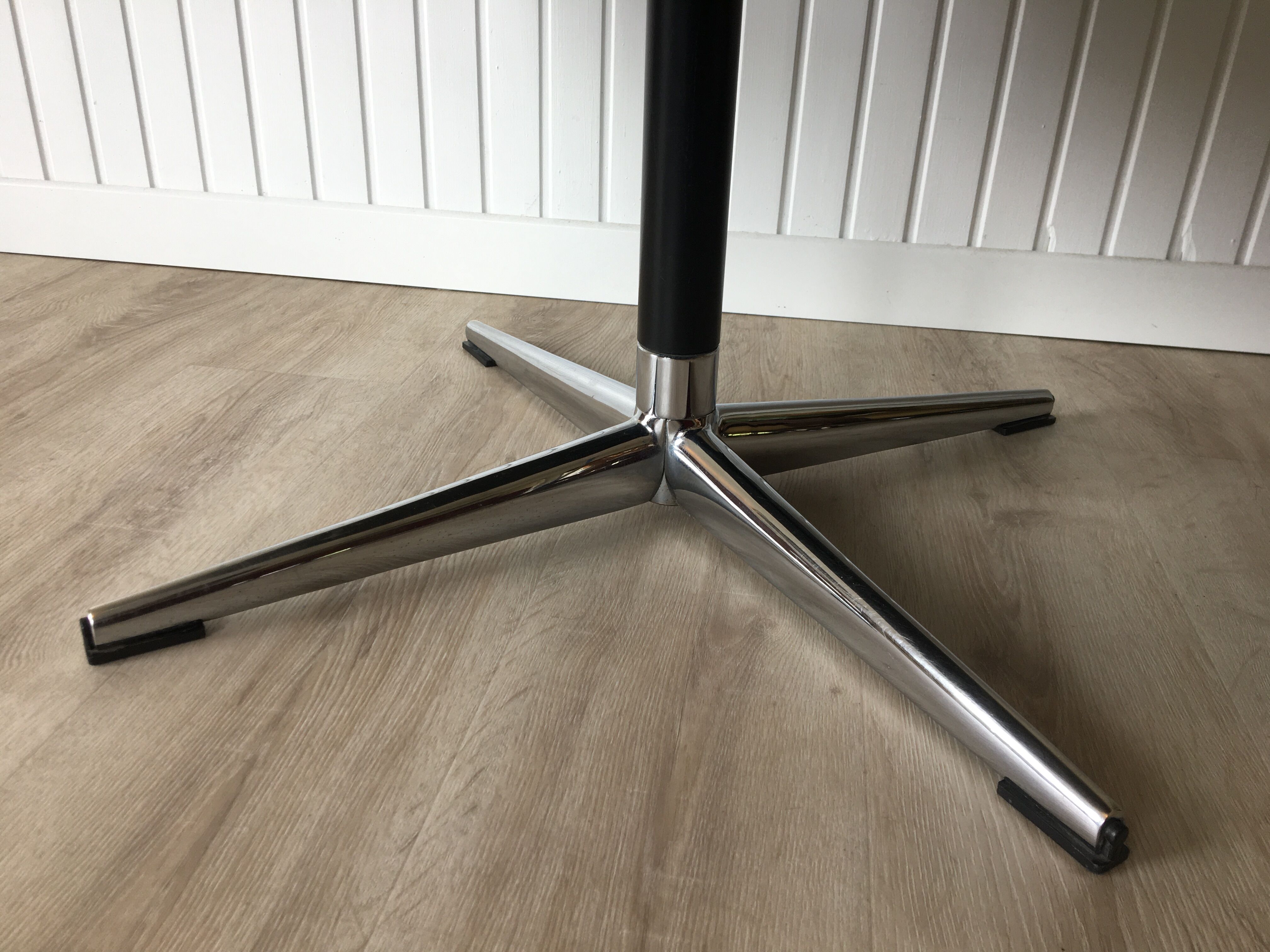 Charles Pollock chair for Knoll International