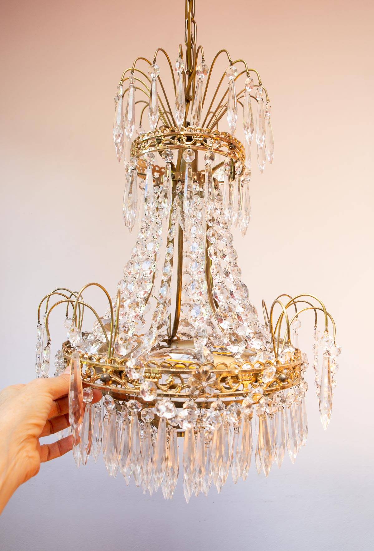 Swedish Gustavian style brass chandelier and 500 pendants circa 1960