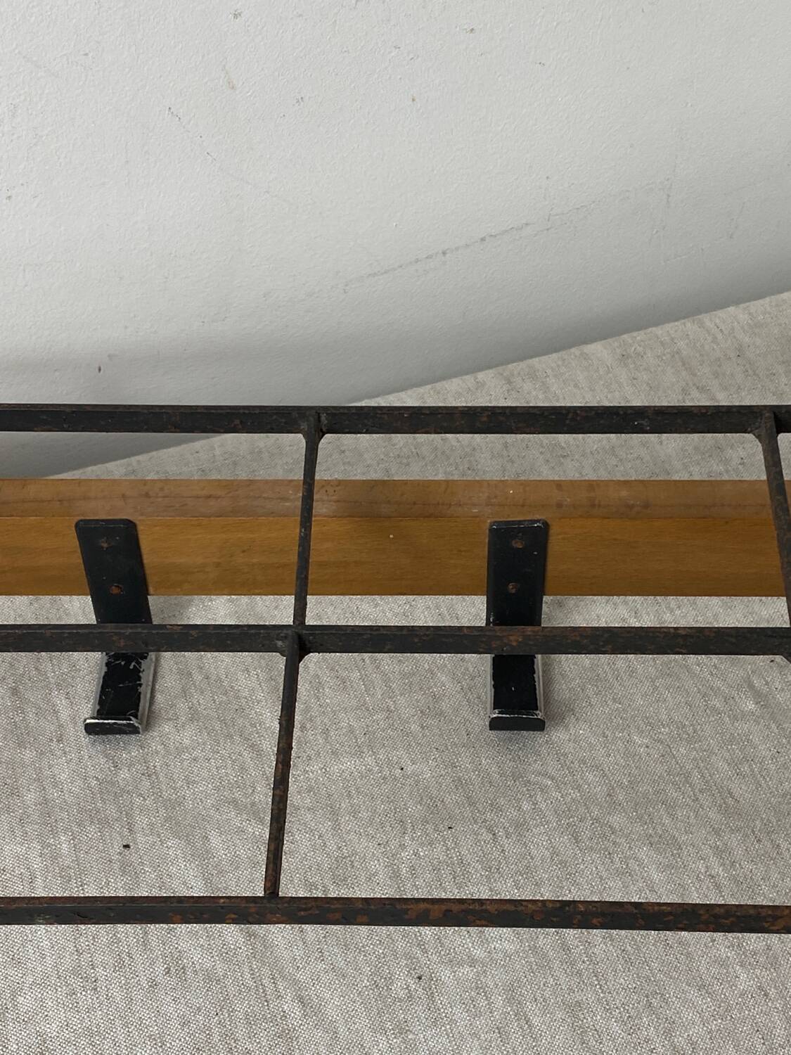 Wall-mounted coat rack with 5 wood and iron hooks