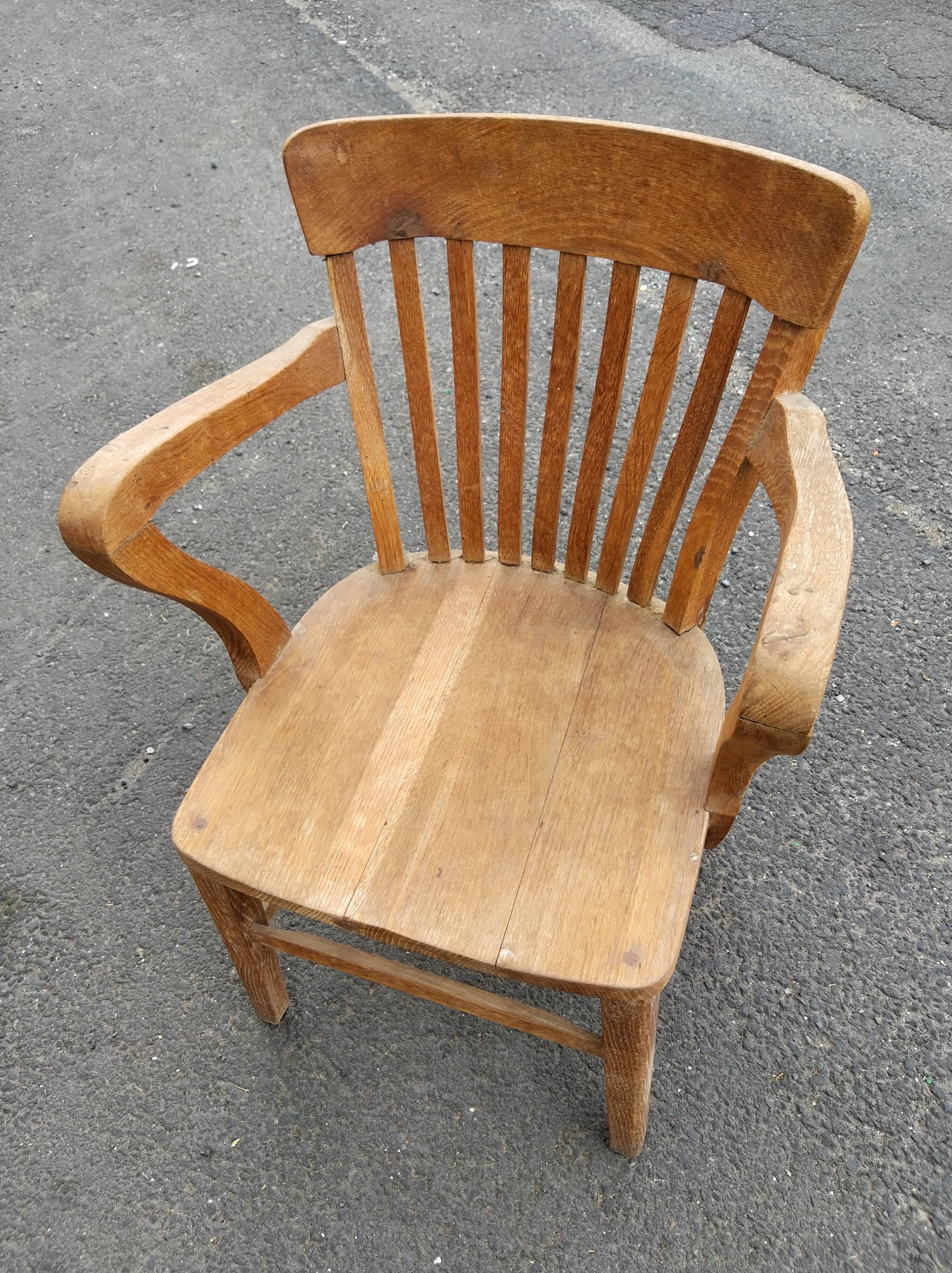Fauteuil de bureau d'enfant dit "Américain" en chêne vers 1920