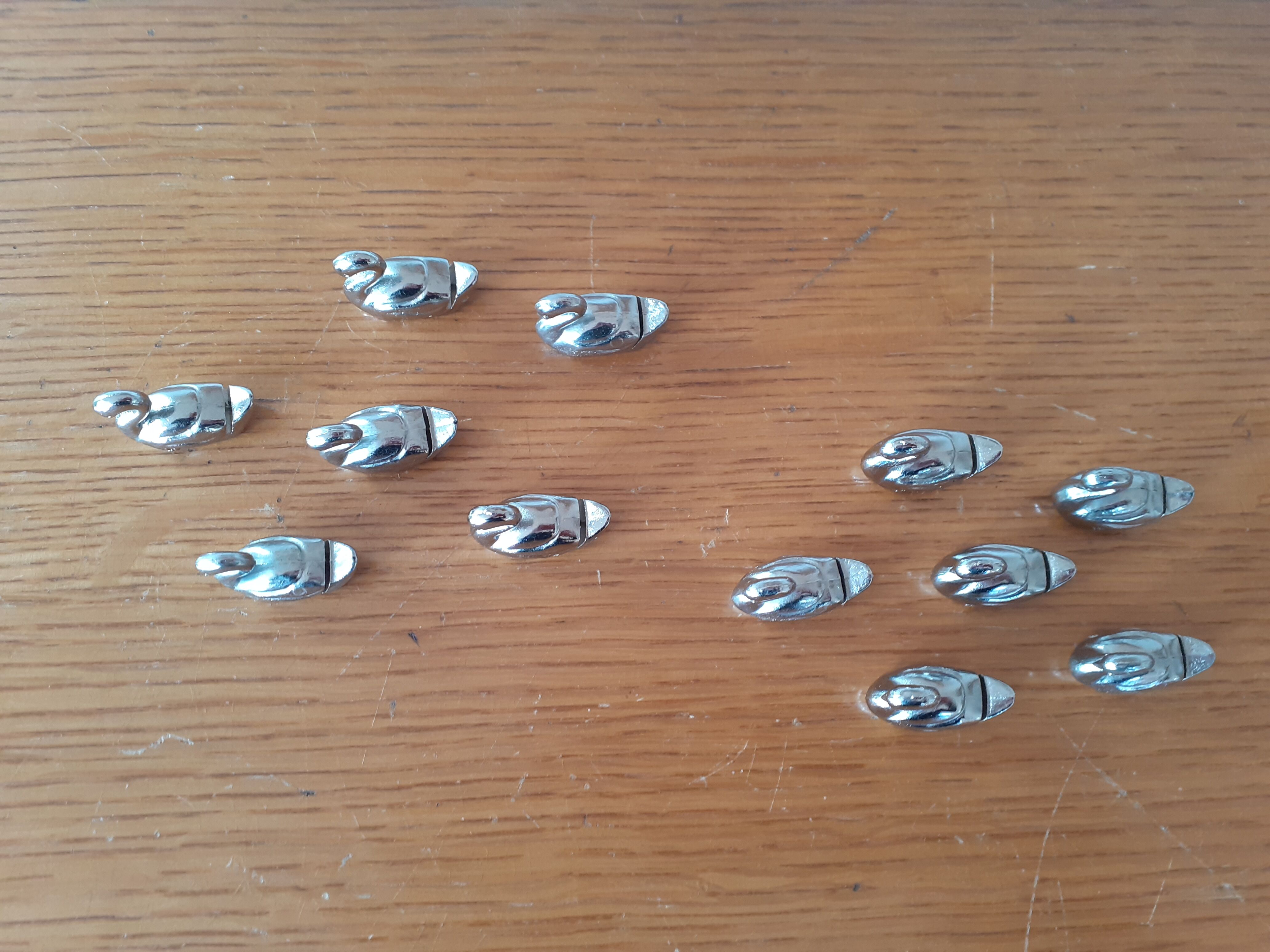 Set of 12 place-marked swans with names