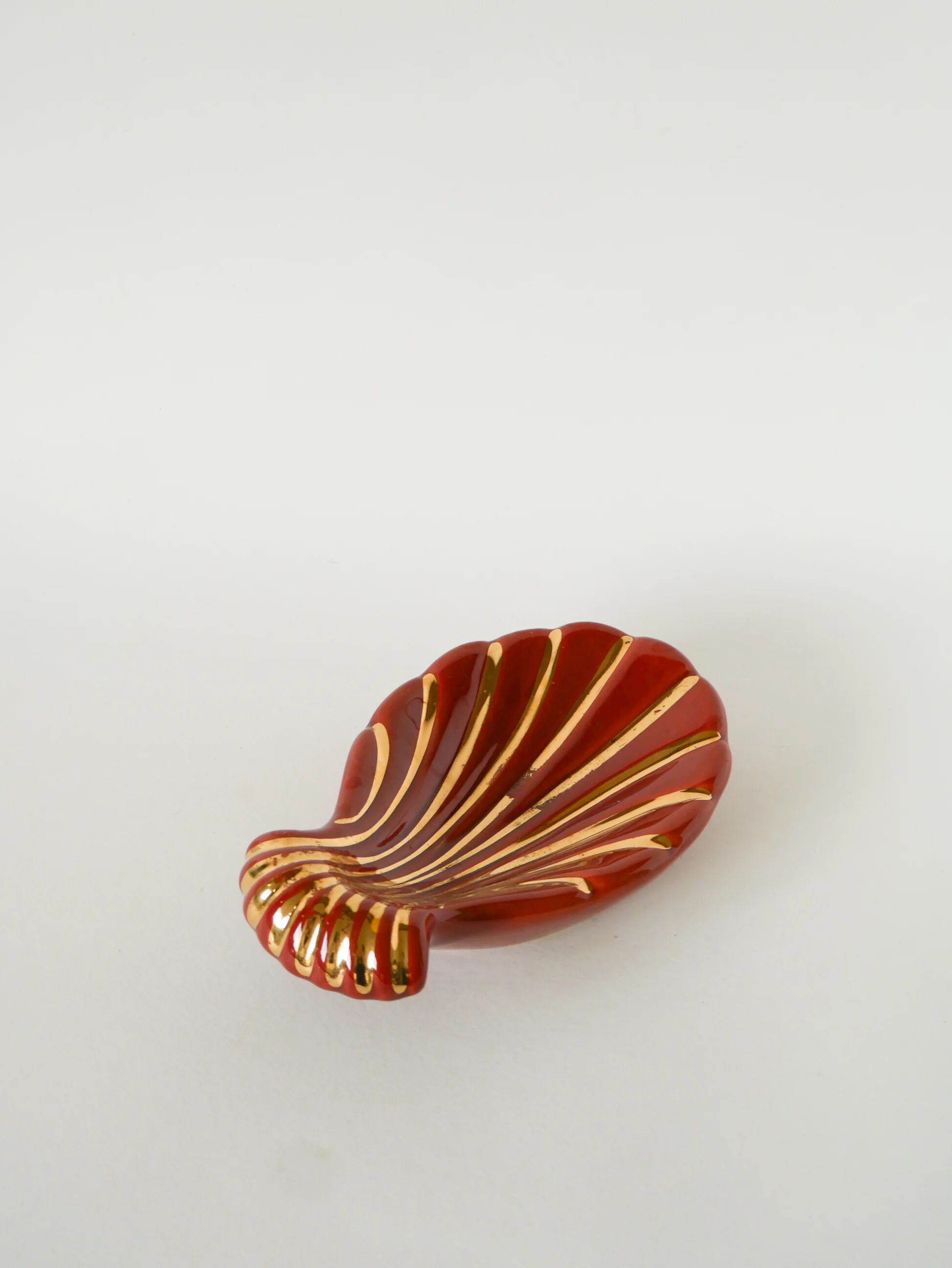 Shell-shaped ceramic catchall, Magdalithe, brick and gold, 1970.